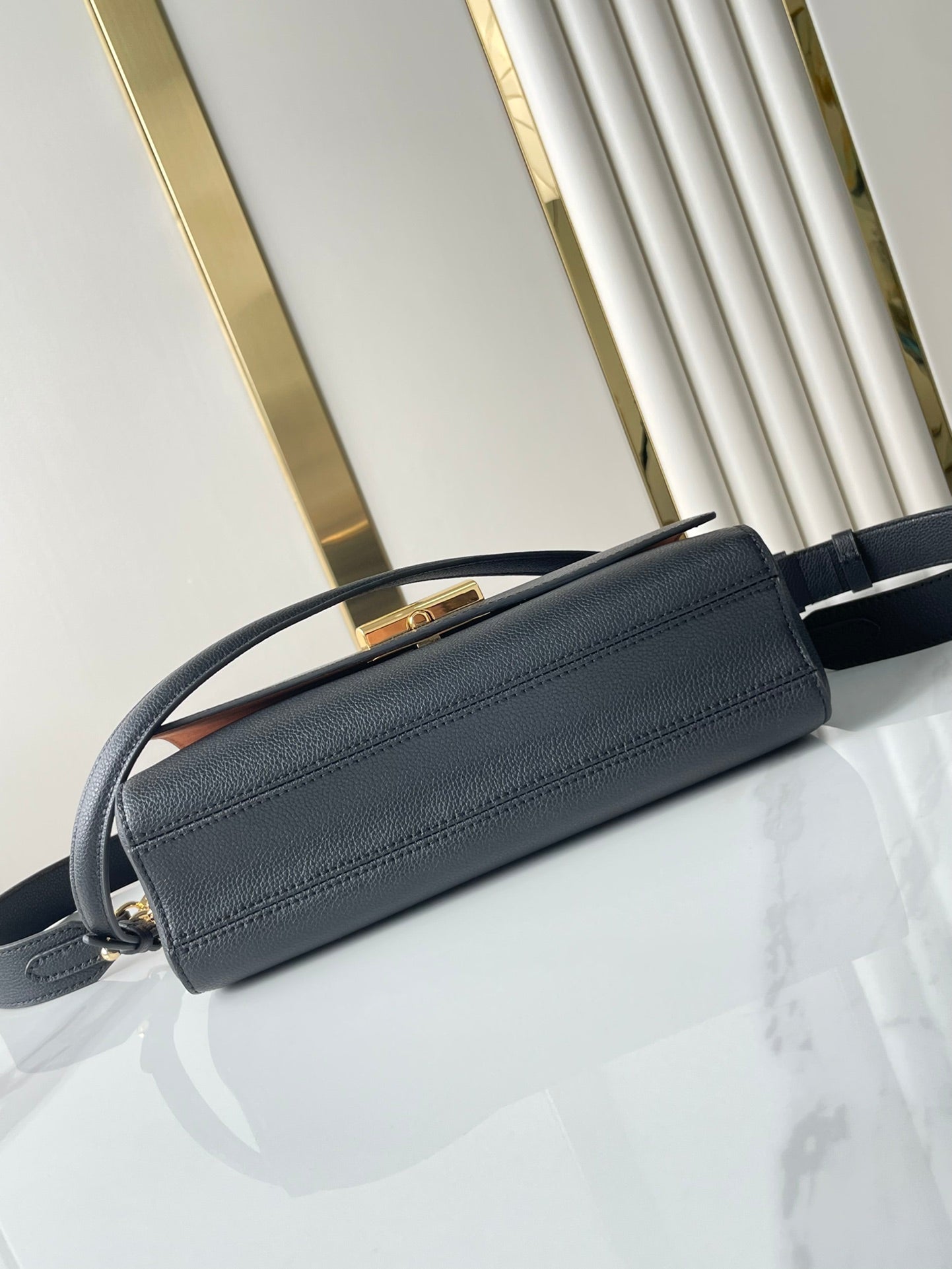 SOFT TWIST 27 EN CUIR DE VEAU NOIR LOGO DORÉ