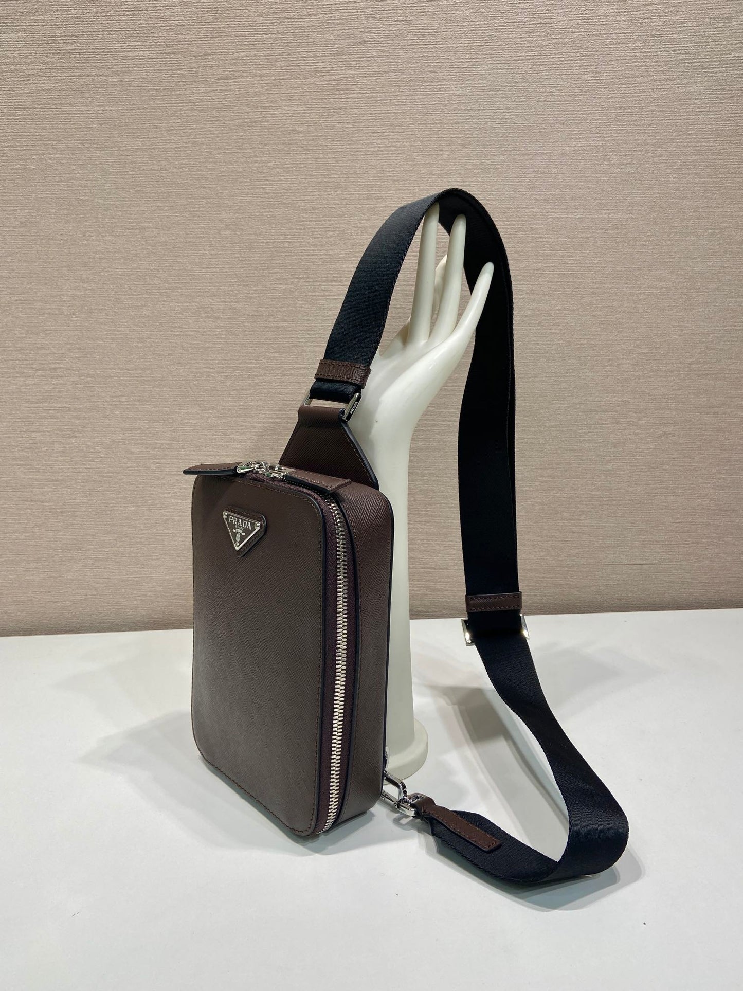BOLSO DE PECHO 20 EN PIEL SAFFIANO CHOCOLATE