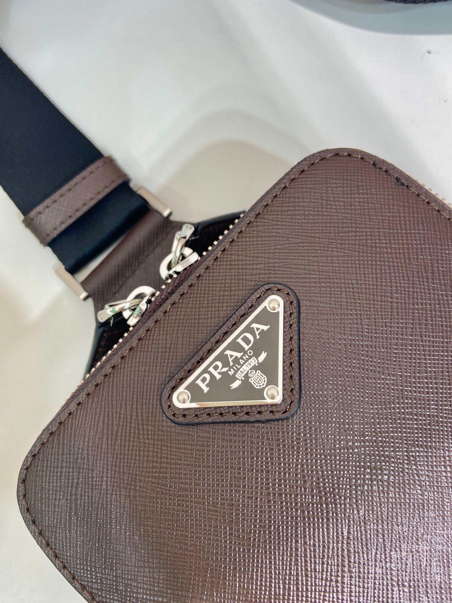 BOLSO DE PECHO 20 EN PIEL SAFFIANO CHOCOLATE