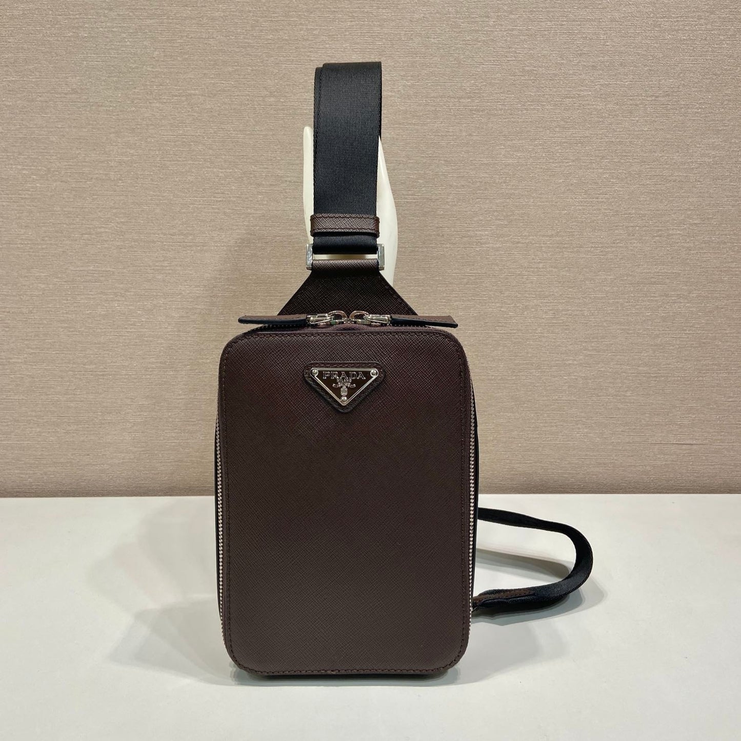 BOLSO DE PECHO 20 EN PIEL SAFFIANO CHOCOLATE