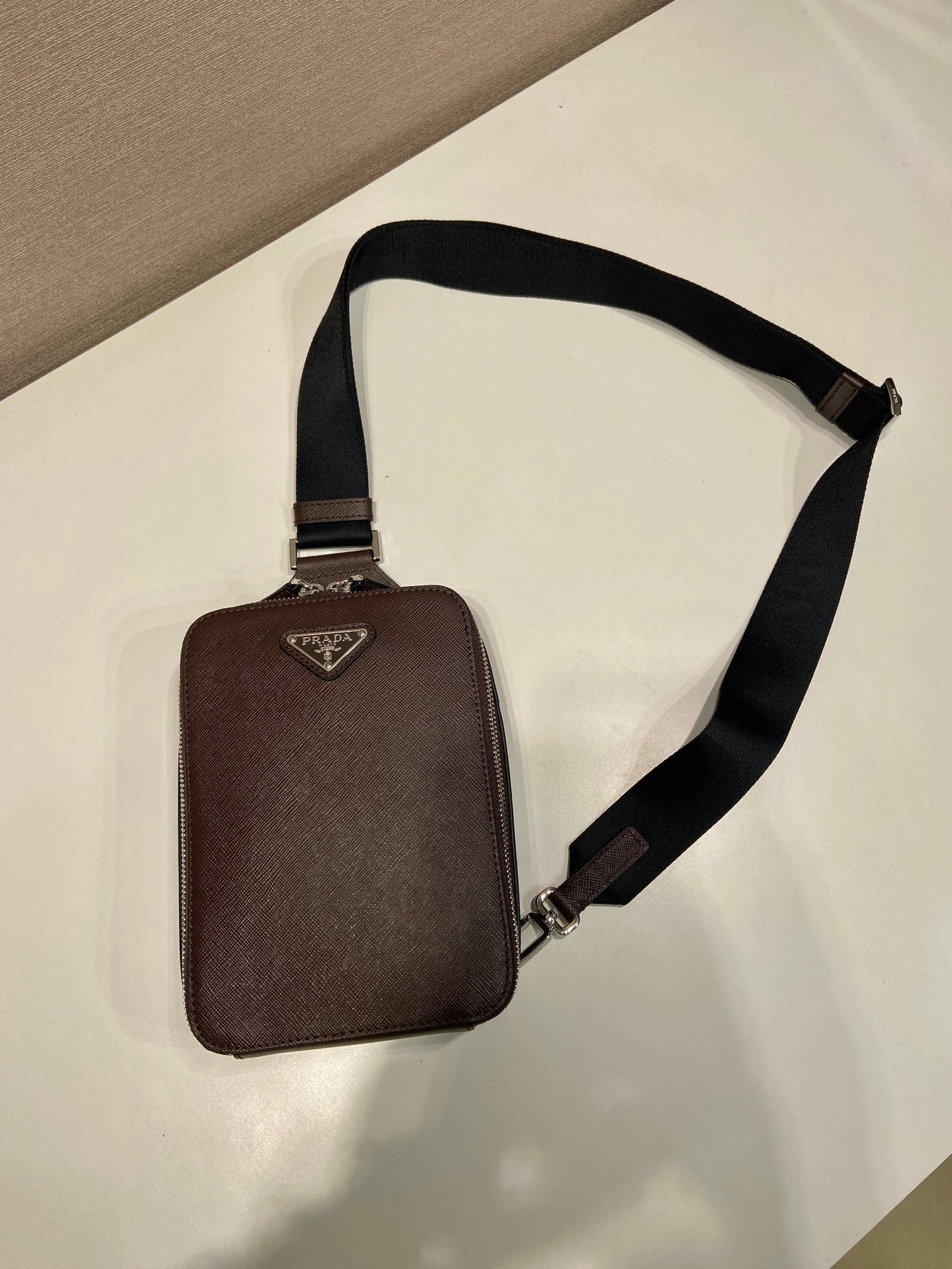 BOLSO DE PECHO 20 EN PIEL SAFFIANO CHOCOLATE
