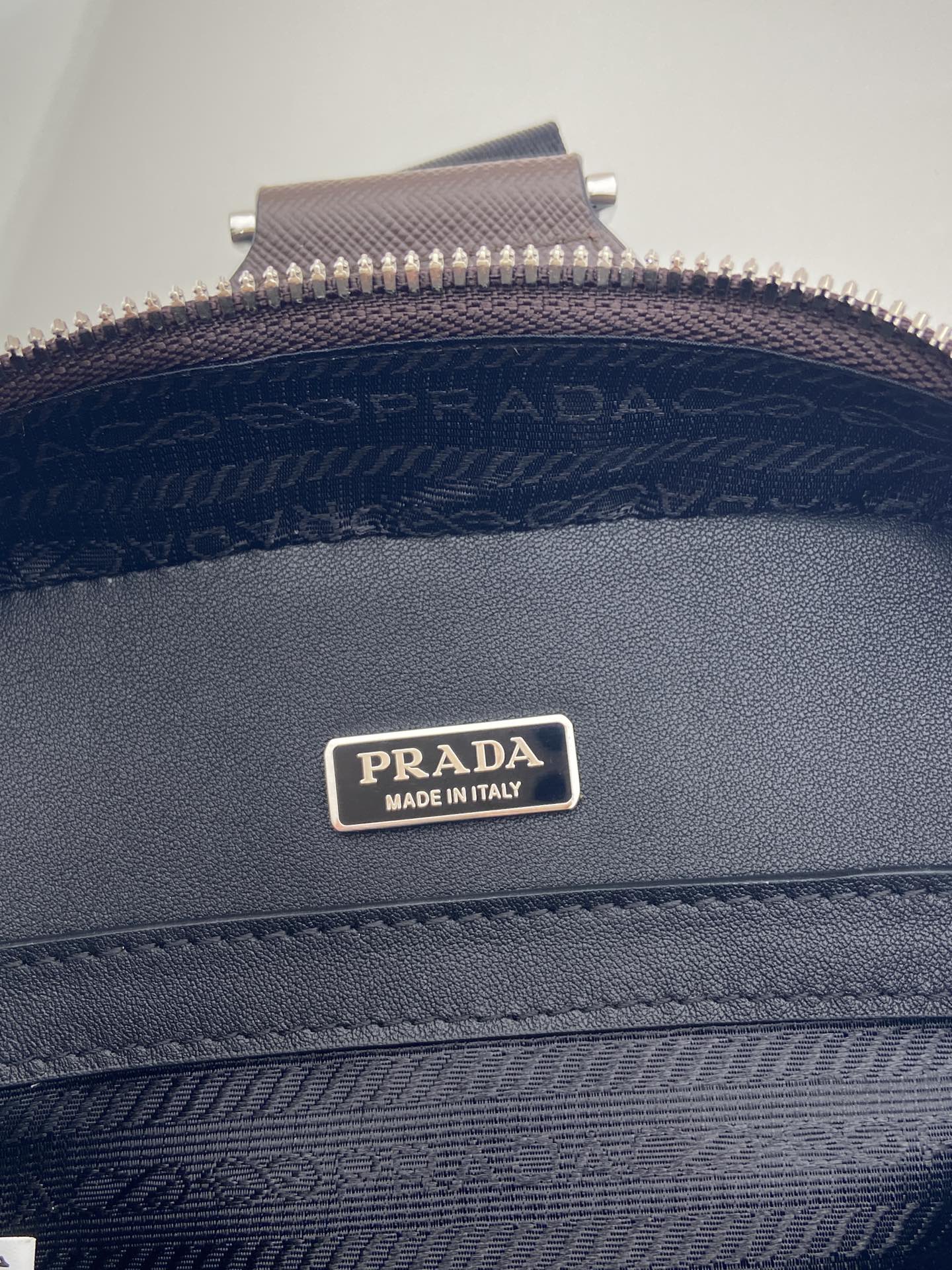 BOLSO DE PECHO 20 EN PIEL SAFFIANO CHOCOLATE