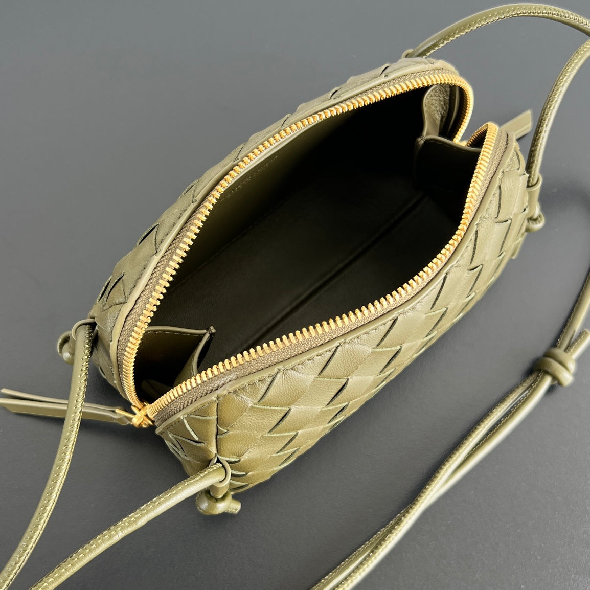 Bolsa de concierto BV de 18,5 cm de piel de cordero color caqui