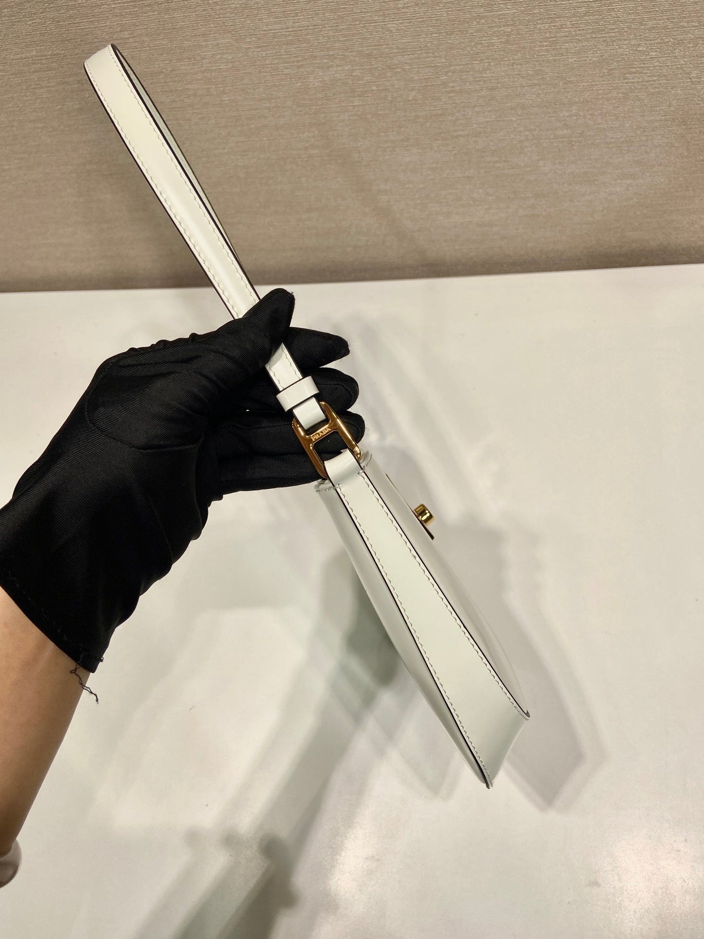 SAC À BANDOULIÈRE CLEO 22 EN CUIR D'AGNEAU BROSSÉ BLANC AVEC FERMOIR