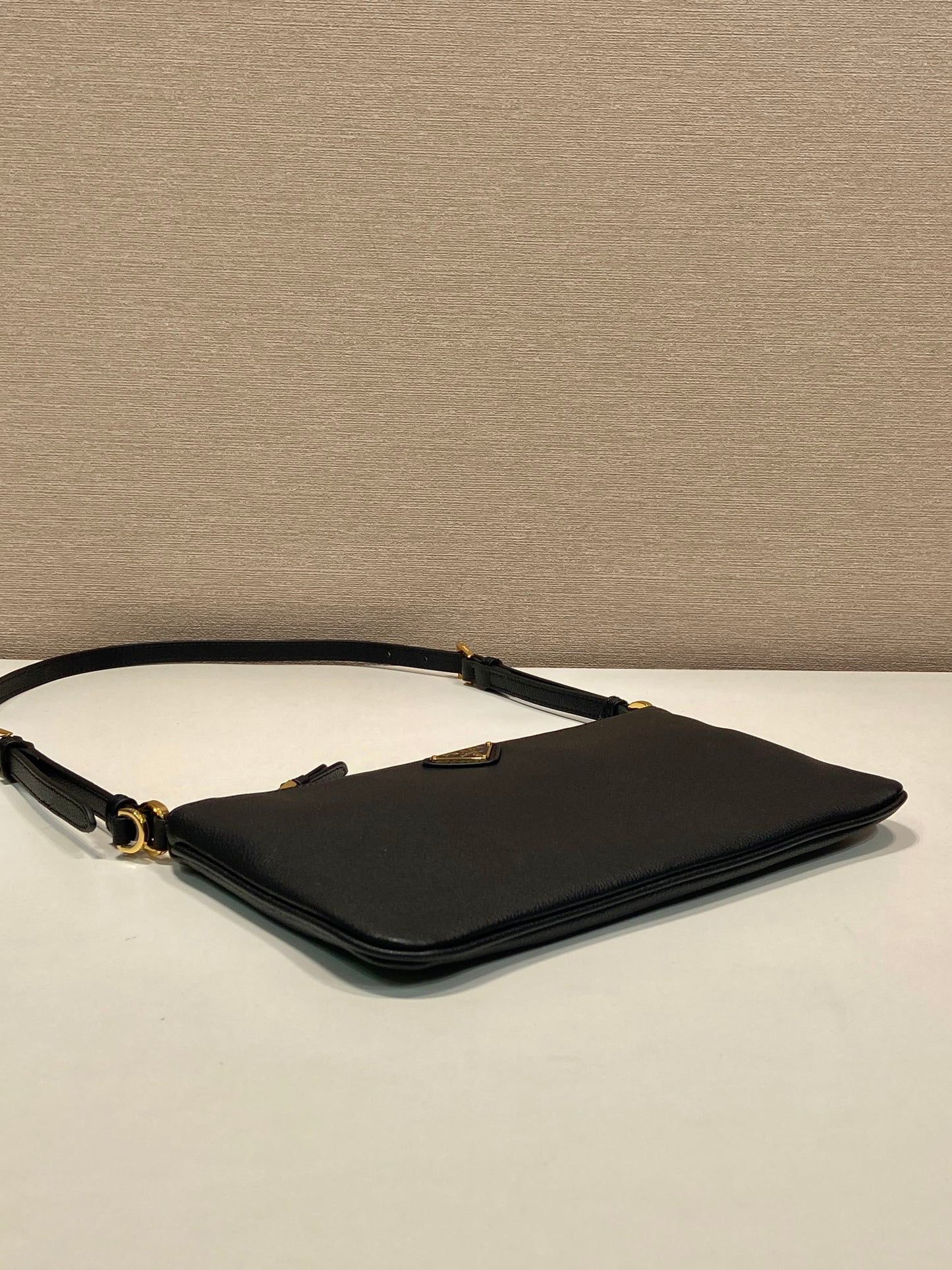 BOLSO DE HOMBRO CON LOGO TRIÁNGULO DE 24" EN PIEL DE BECERRO LISA NEGRA