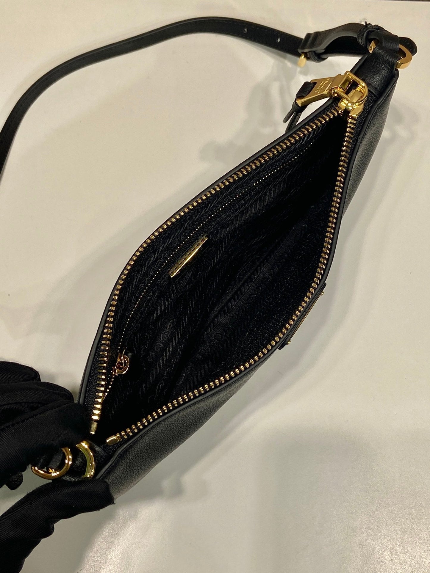 BOLSO DE HOMBRO CON LOGO TRIÁNGULO DE 24" EN PIEL DE BECERRO LISA NEGRA