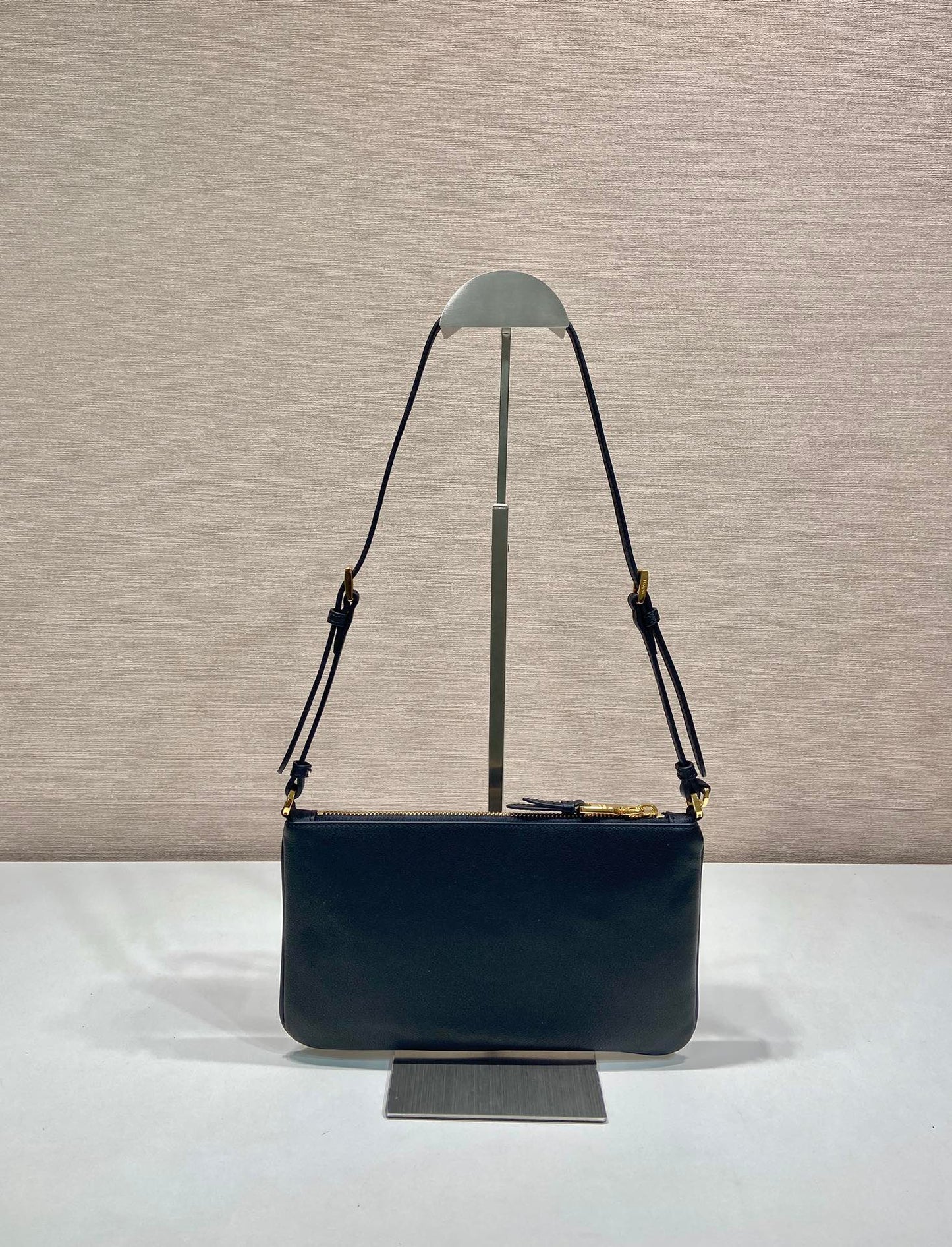 BOLSO DE HOMBRO CON LOGO TRIÁNGULO DE 24" EN PIEL DE BECERRO LISA NEGRA