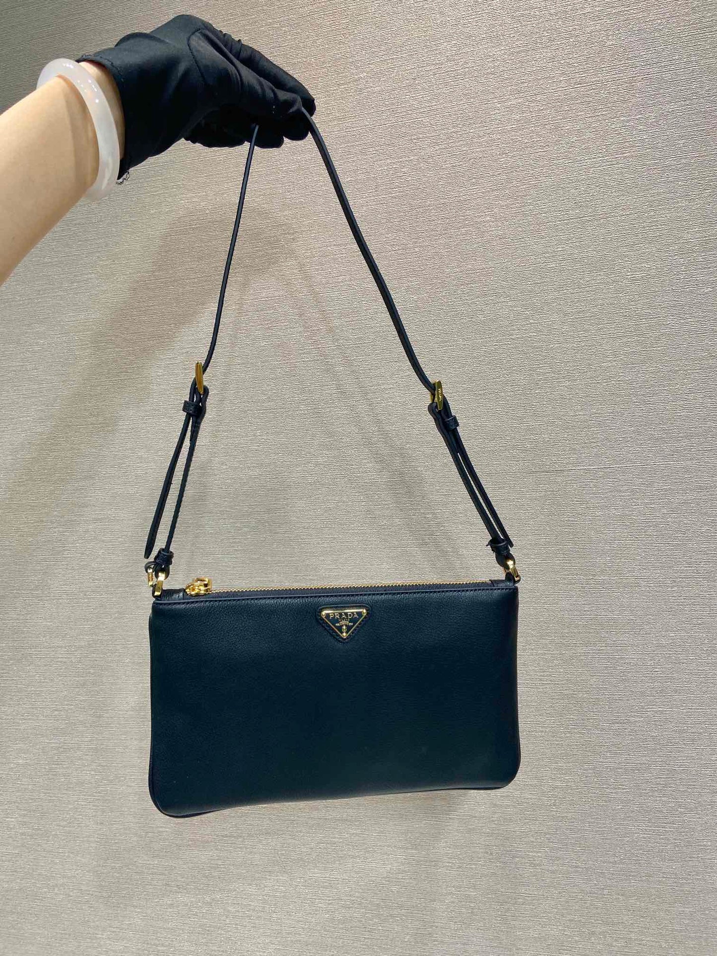 BOLSO DE HOMBRO CON LOGO TRIÁNGULO DE 24" EN PIEL DE BECERRO LISA NEGRA