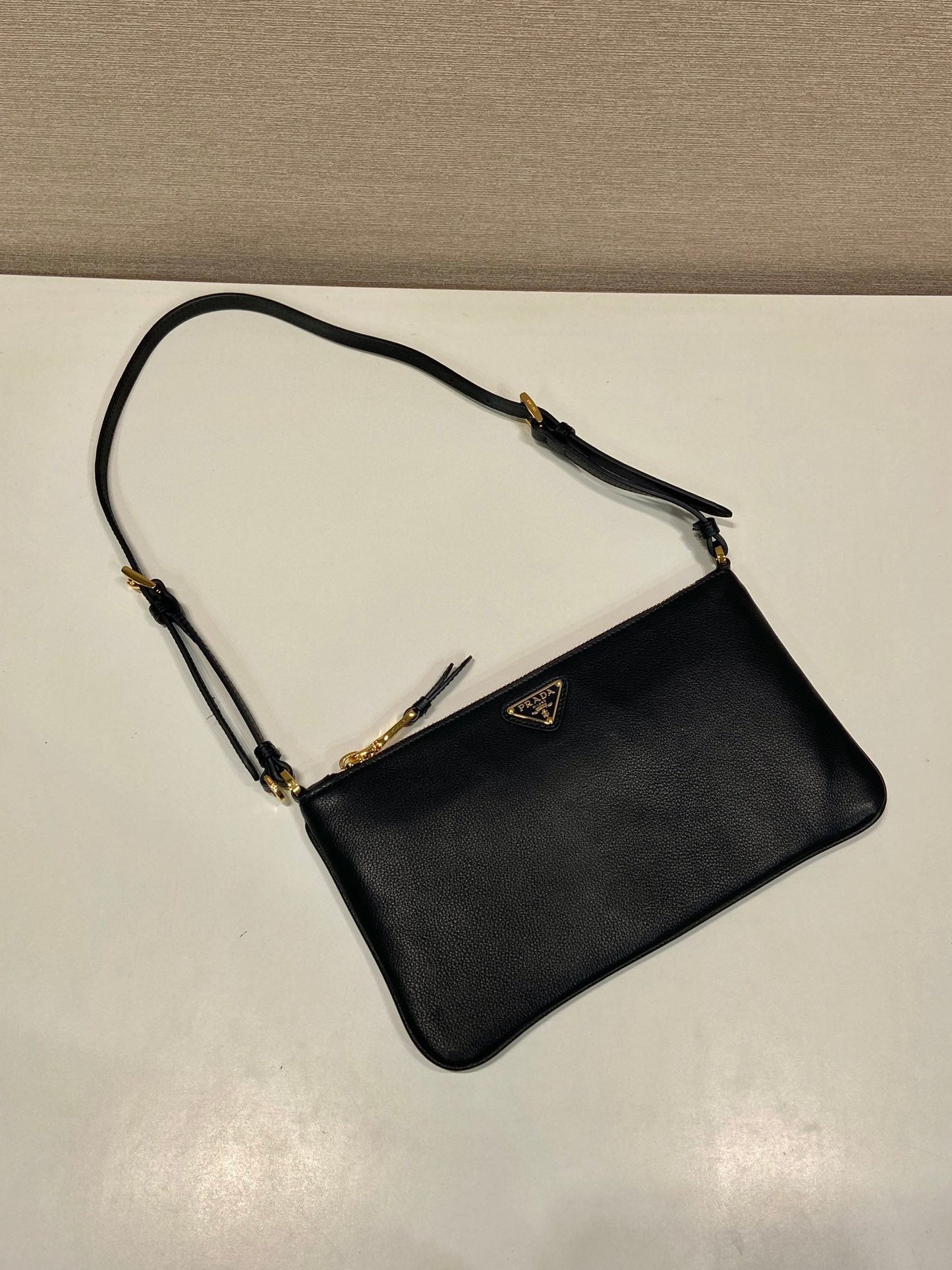 BOLSO DE HOMBRO CON LOGO TRIÁNGULO DE 24" EN PIEL DE BECERRO LISA NEGRA