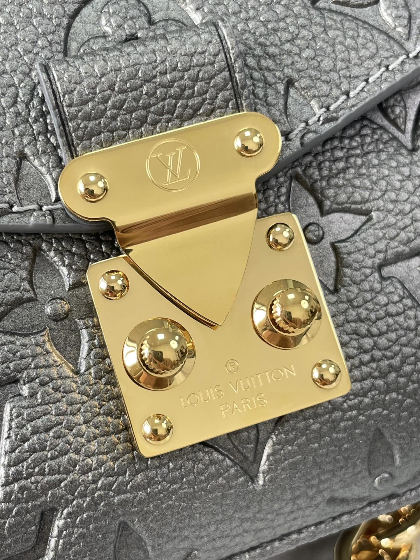 POCHETTE M¨¦TIS EAST WEST 21 EN CUIR DE VEAU ESTAMPÉ GUN METAL, QUINCAILLERIE DORÉ