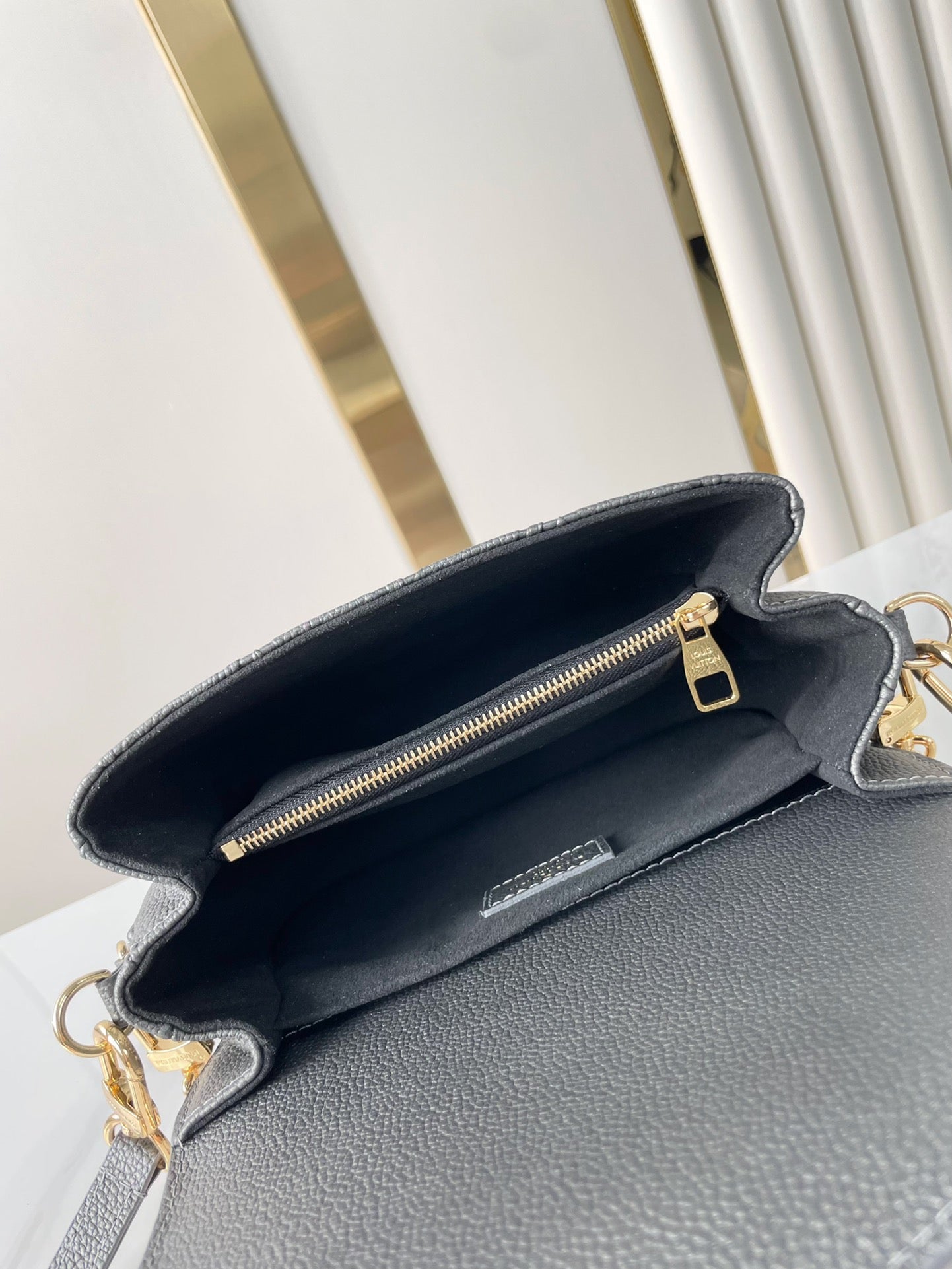 POCHETTE M¨¦TIS EAST WEST 21 EN CUIR DE VEAU ESTAMPÉ GUN METAL, QUINCAILLERIE DORÉ