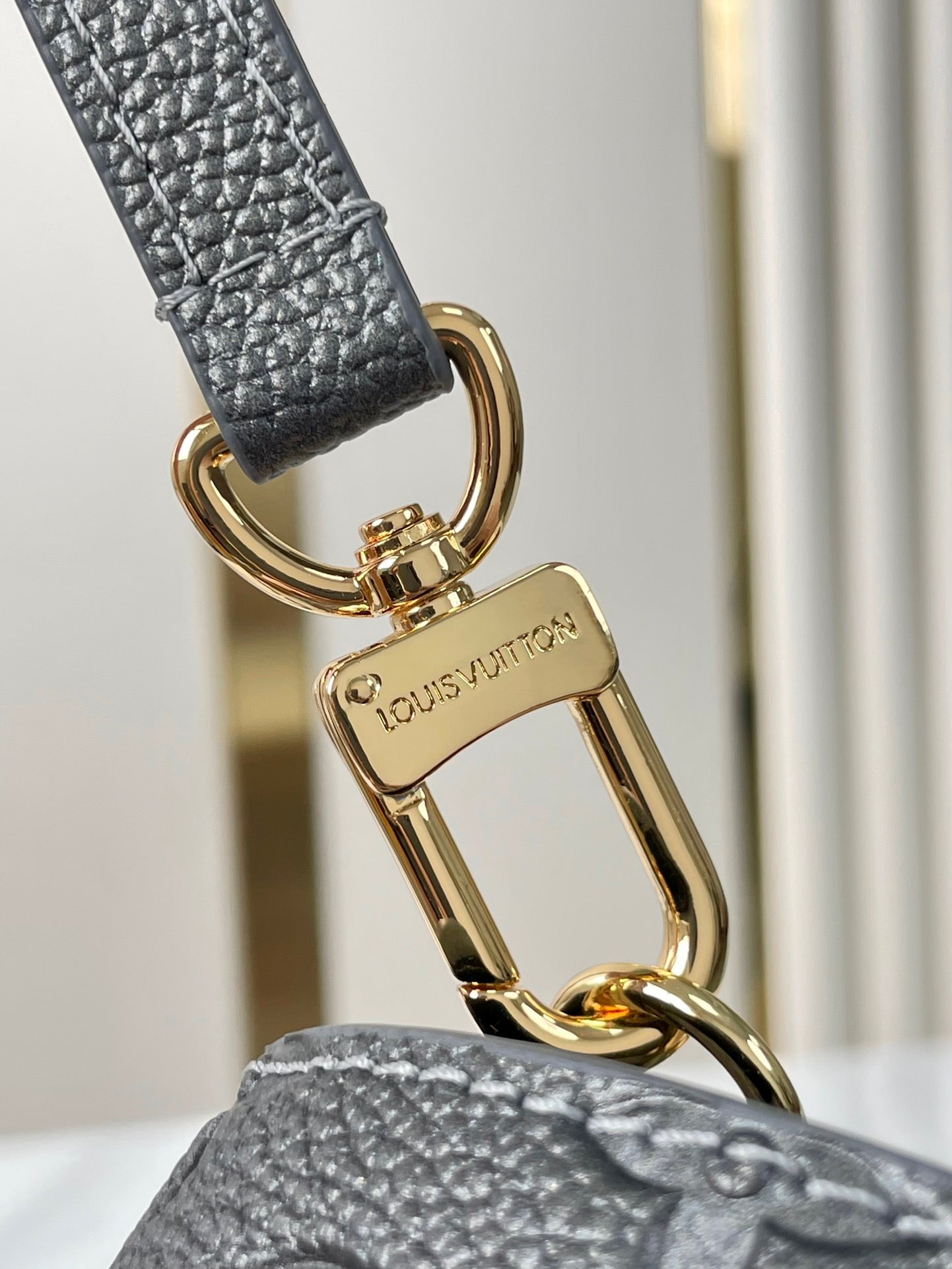 POCHETTE M¨¦TIS EAST WEST 21 EN CUIR DE VEAU ESTAMPÉ GUN METAL, QUINCAILLERIE DORÉ