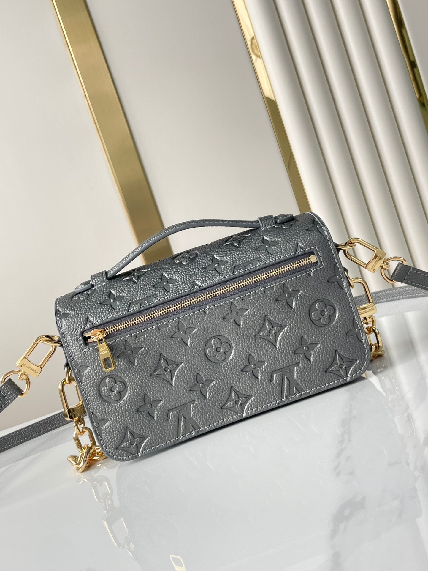 POCHETTE M¨¦TIS EAST WEST 21 EN CUIR DE VEAU ESTAMPÉ GUN METAL, QUINCAILLERIE DORÉ