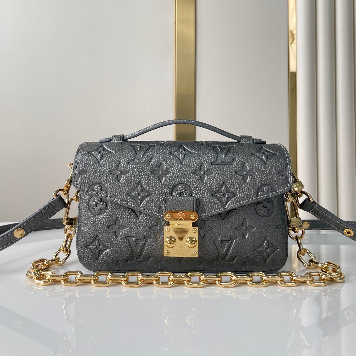 POCHETTE M¨¦TIS EAST WEST 21 EN CUIR DE VEAU ESTAMPÉ GUN METAL, QUINCAILLERIE DORÉ