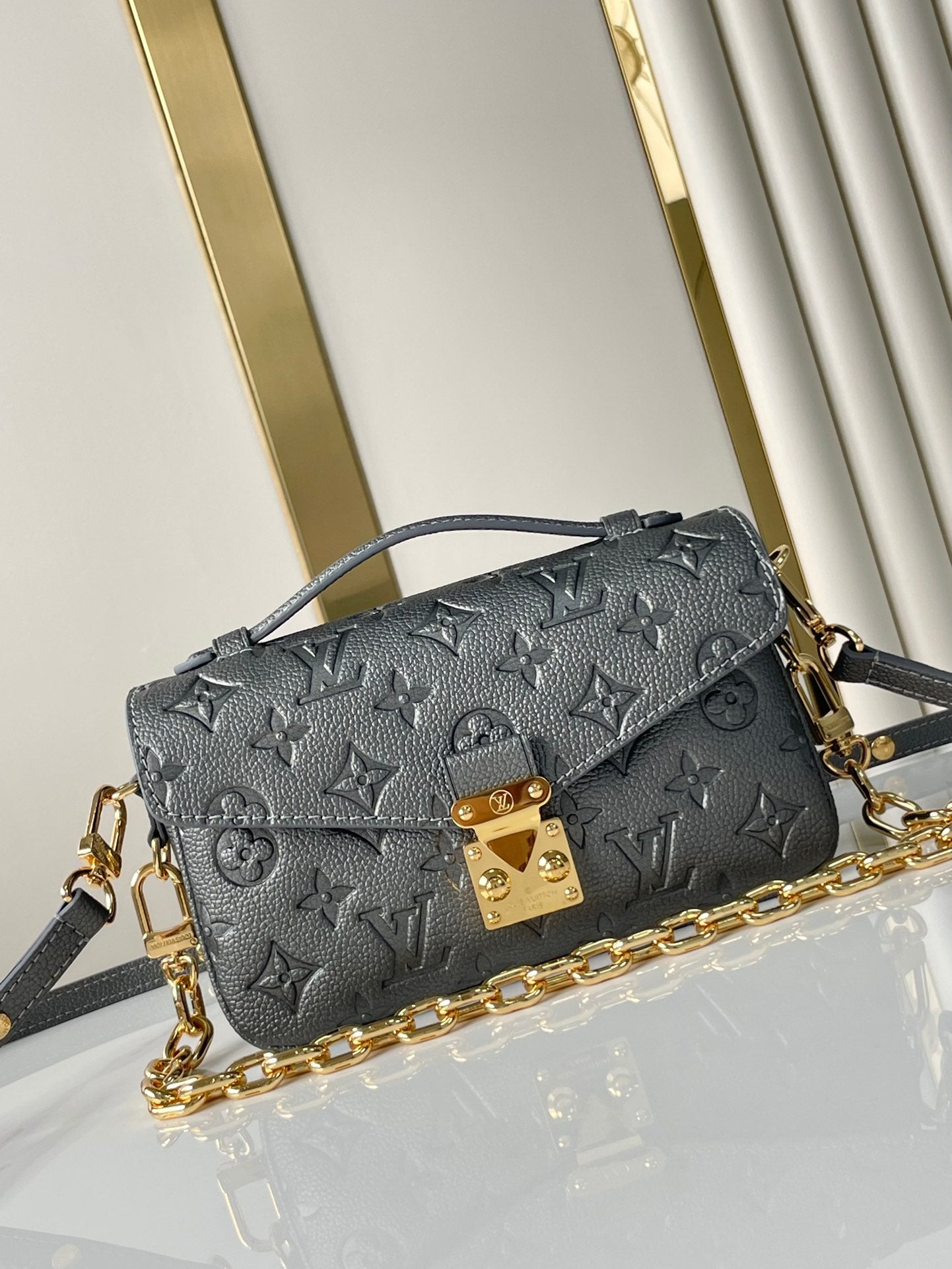 POCHETTE M¨¦TIS EAST WEST 21 EN CUIR DE VEAU ESTAMPÉ GUN METAL, QUINCAILLERIE DORÉ