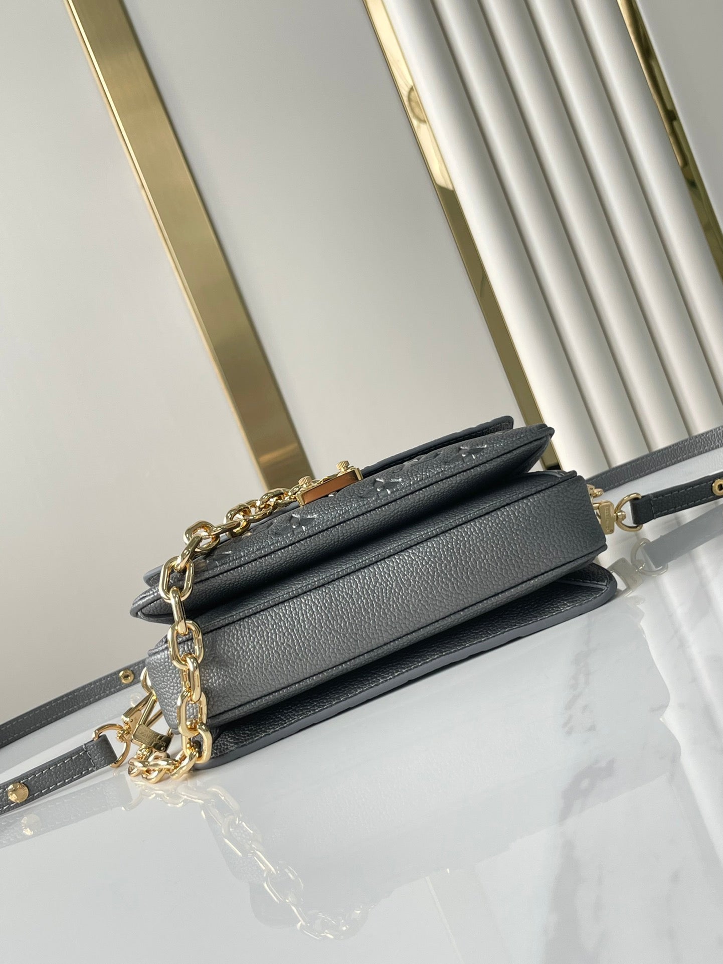 POCHETTE M¨¦TIS EAST WEST 21 EN CUIR DE VEAU ESTAMPÉ GUN METAL, QUINCAILLERIE DORÉ