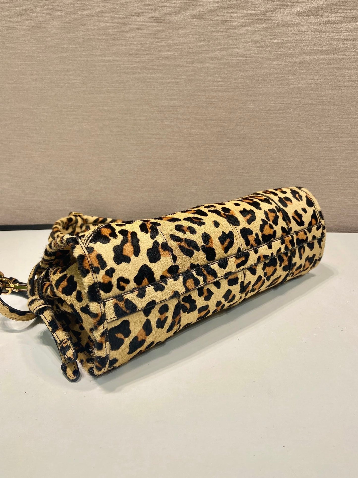 BOLSO DE ASA SUPERIOR 32 EN PIEL ESTAMPADO LEOPARDO