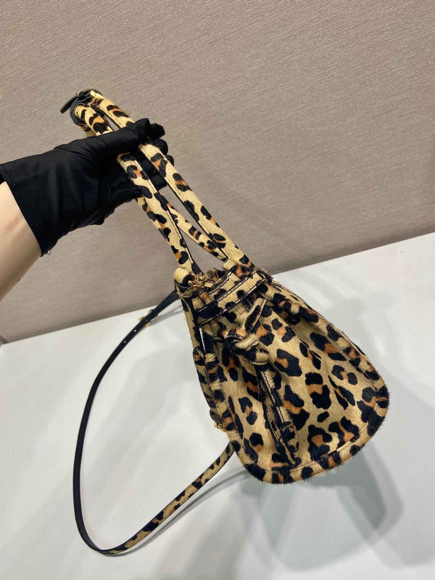 BOLSO DE ASA SUPERIOR 32 EN PIEL ESTAMPADO LEOPARDO