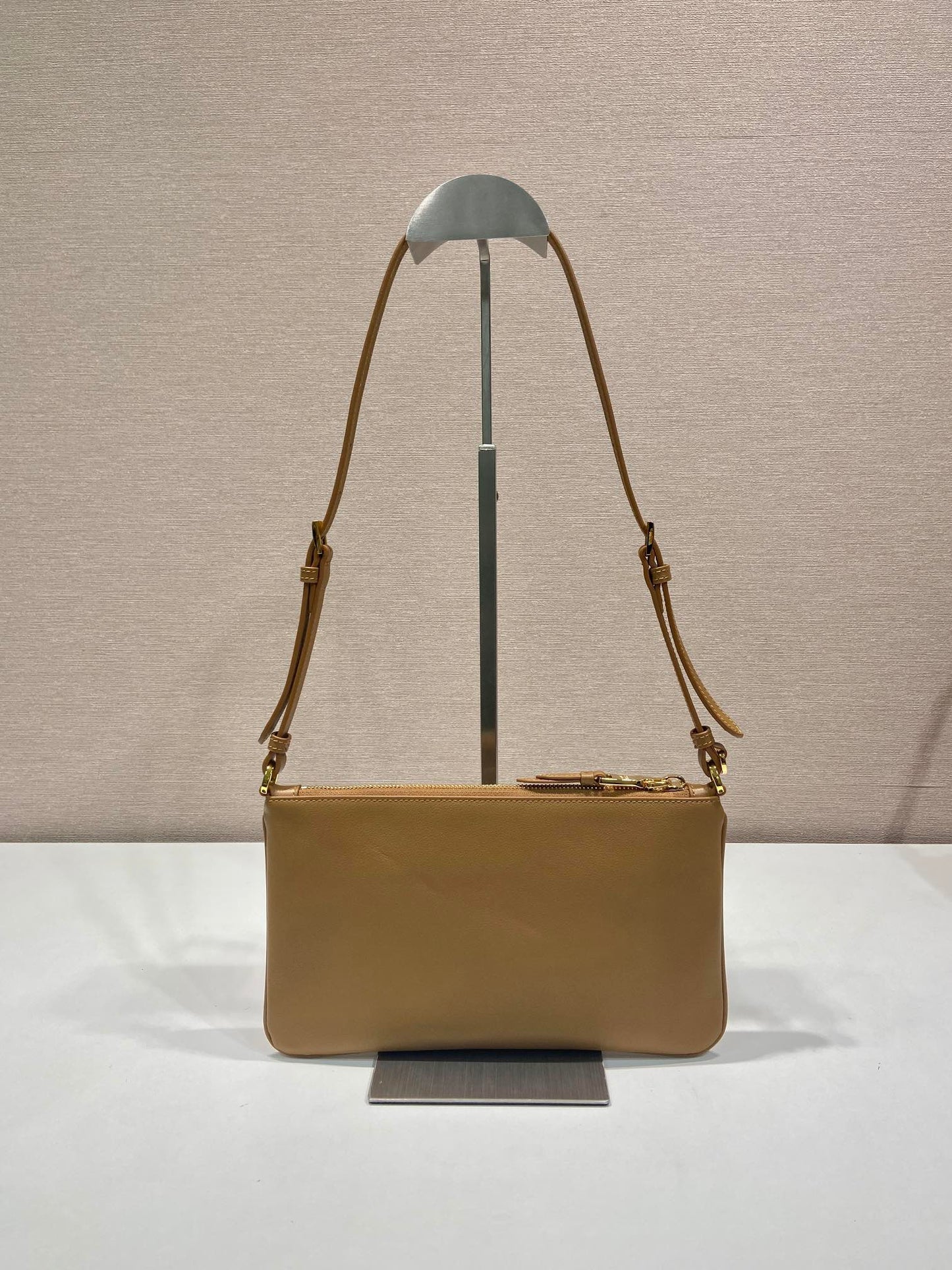 BOLSO DE HOMBRO CON LOGO TRIÁNGULO DE 24" EN PIEL DE BECERRO LISA MARRÓN CACAHUETE