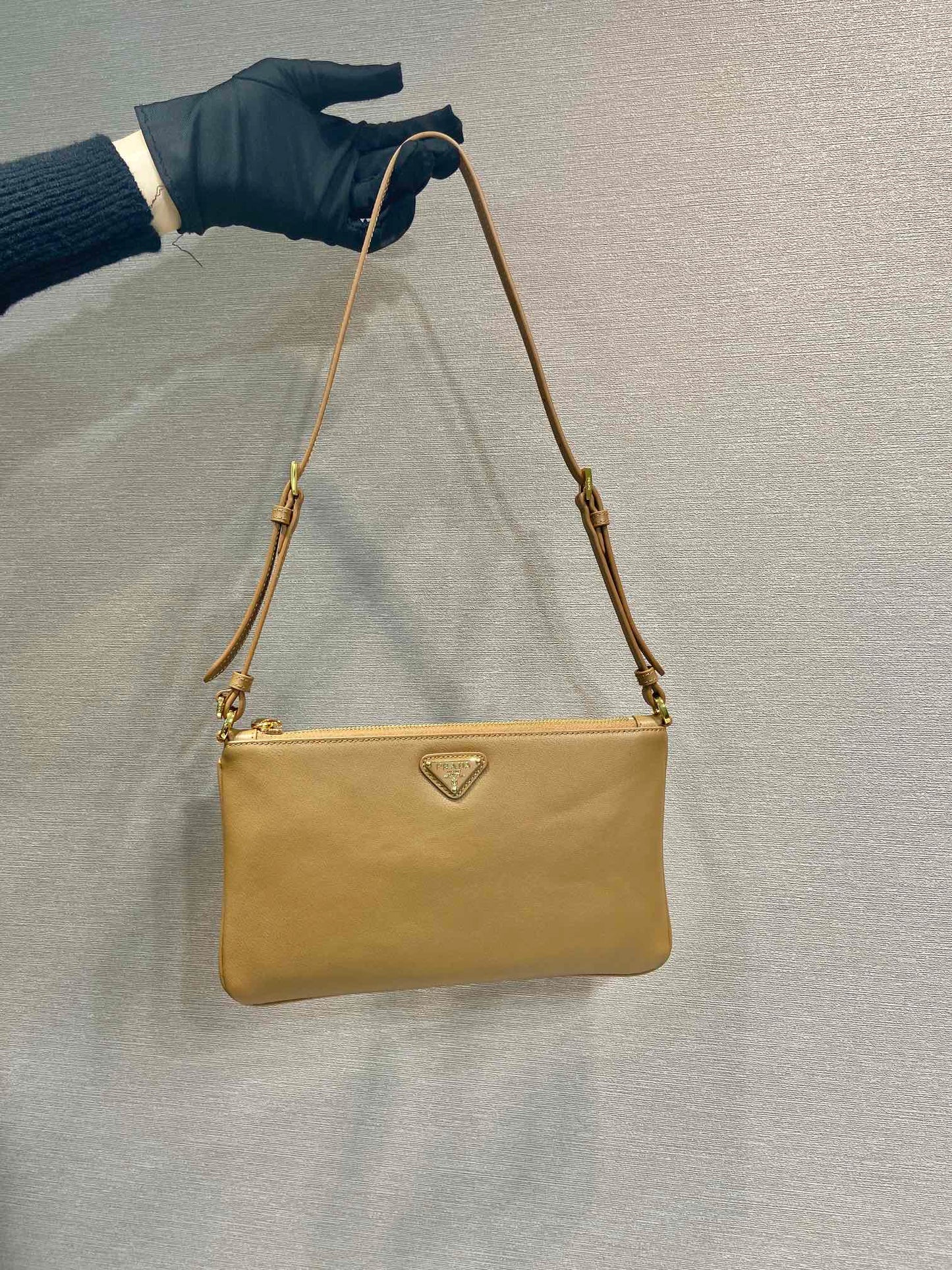 BOLSO DE HOMBRO CON LOGO TRIÁNGULO DE 24" EN PIEL DE BECERRO LISA MARRÓN CACAHUETE