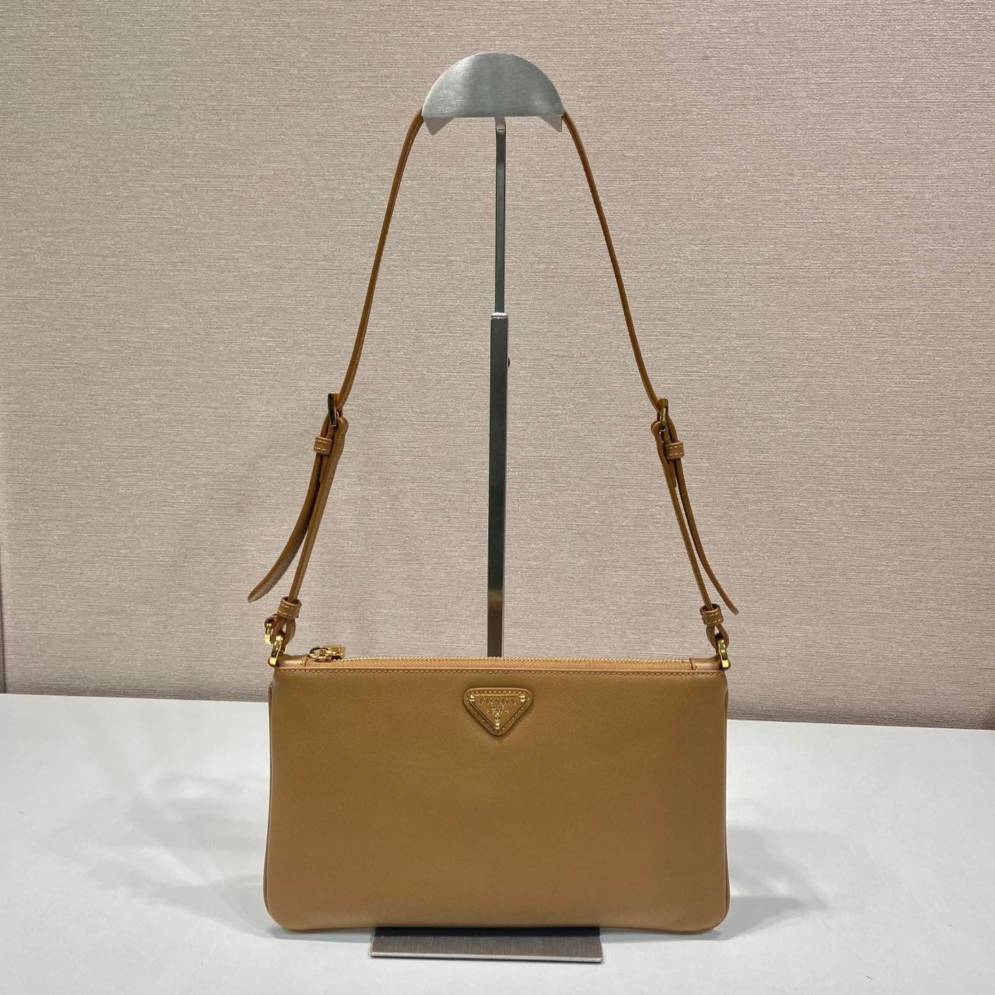 BOLSO DE HOMBRO CON LOGO TRIÁNGULO DE 24" EN PIEL DE BECERRO LISA MARRÓN CACAHUETE