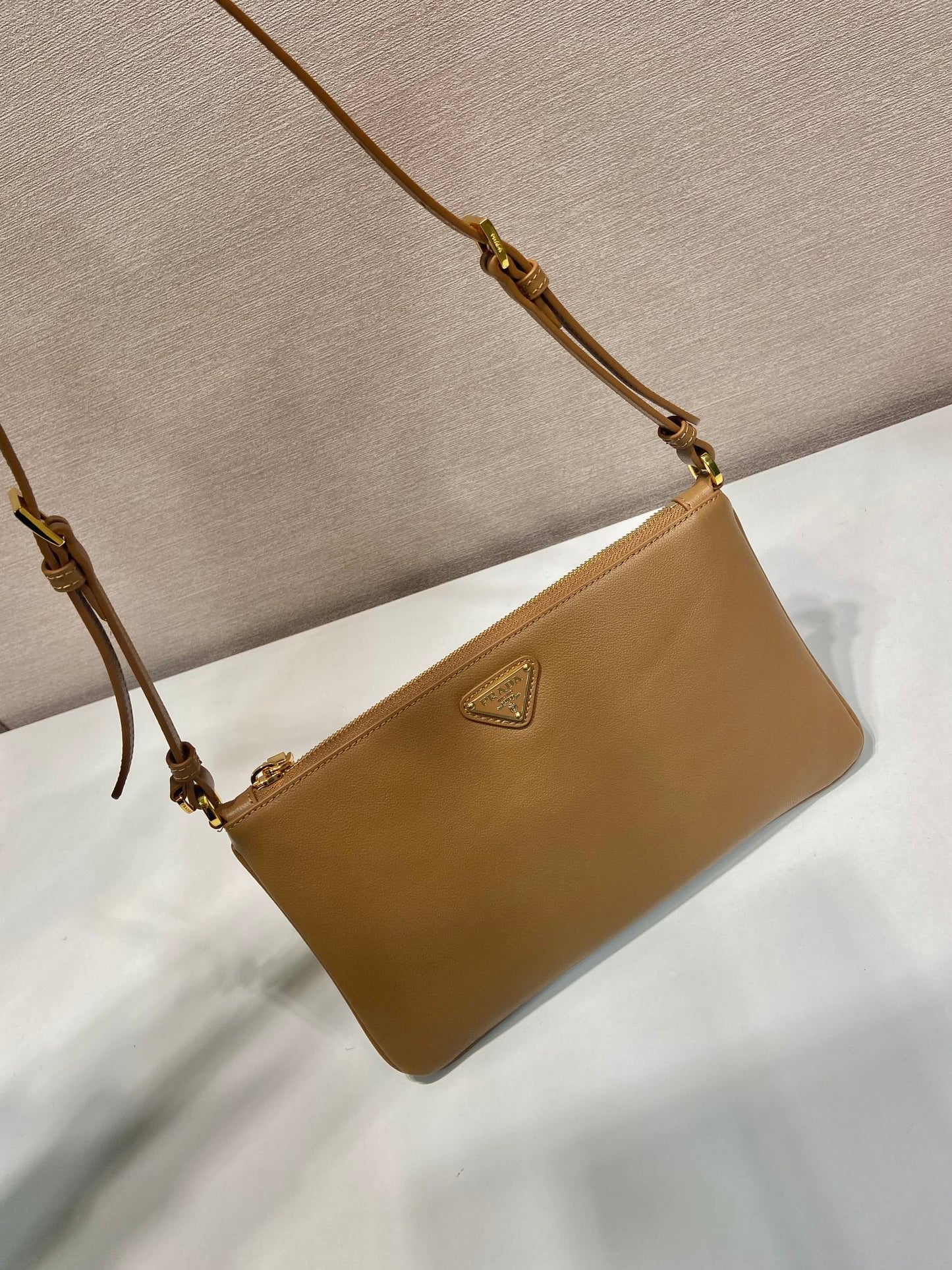 BOLSO DE HOMBRO CON LOGO TRIÁNGULO DE 24" EN PIEL DE BECERRO LISA MARRÓN CACAHUETE