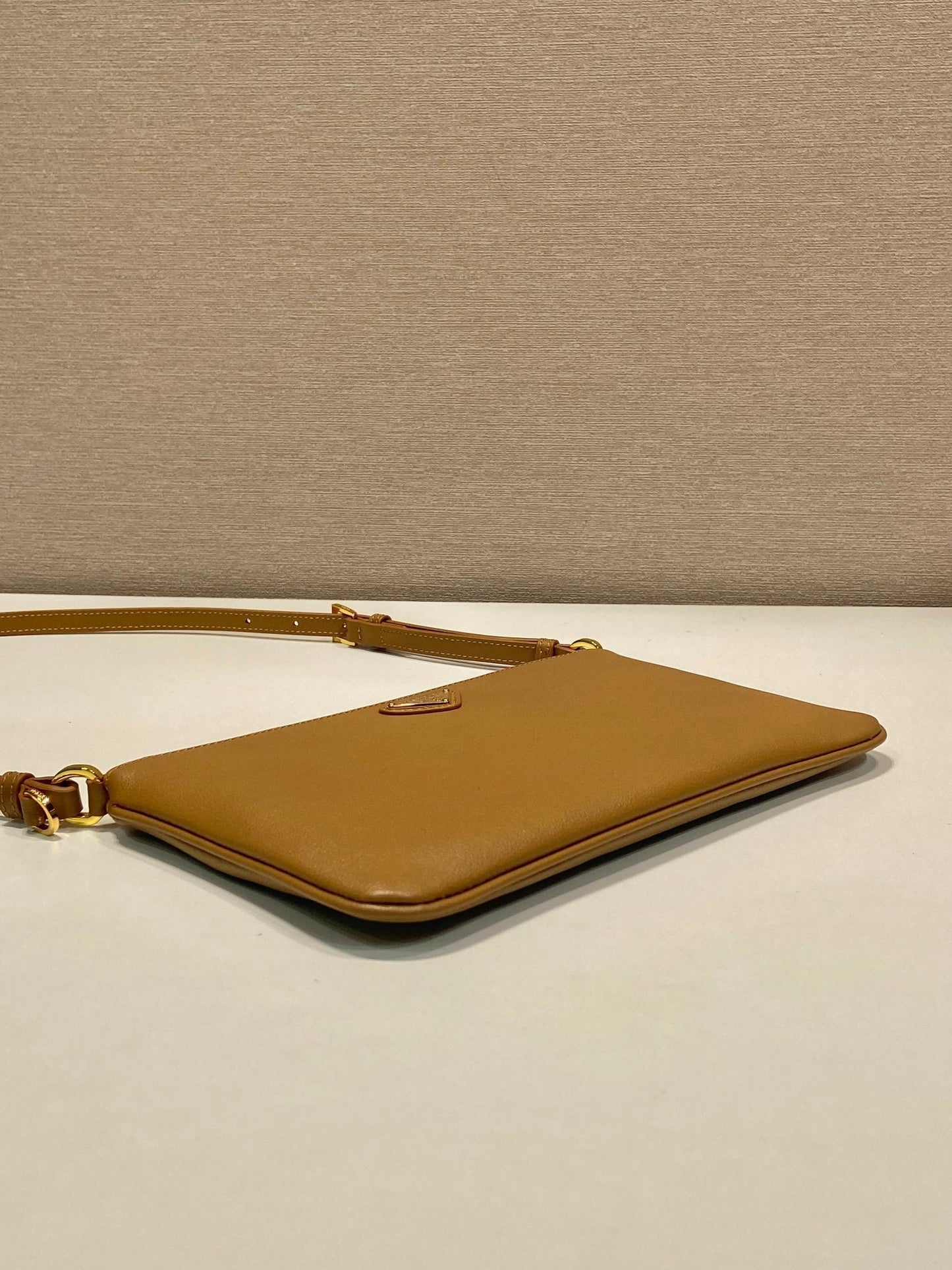 BOLSO DE HOMBRO CON LOGO TRIÁNGULO DE 24" EN PIEL DE BECERRO LISA MARRÓN CACAHUETE
