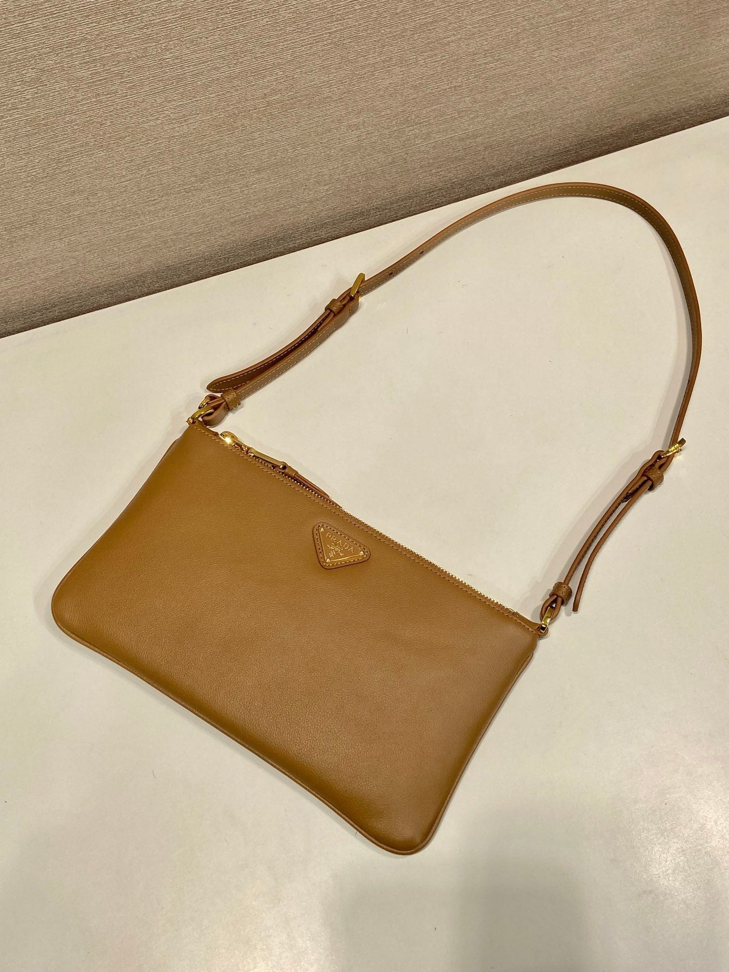 BOLSO DE HOMBRO CON LOGO TRIÁNGULO DE 24" EN PIEL DE BECERRO LISA MARRÓN CACAHUETE