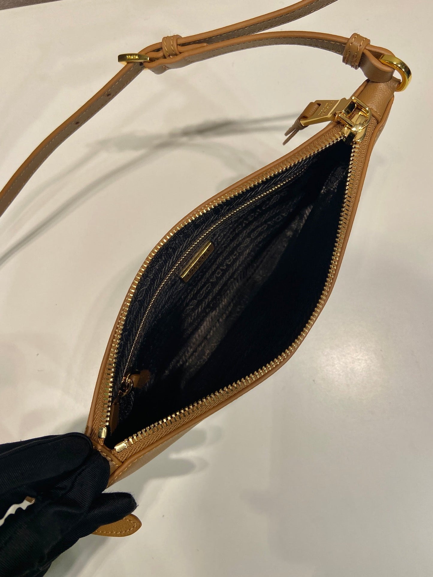 BOLSO DE HOMBRO CON LOGO TRIÁNGULO DE 24" EN PIEL DE BECERRO LISA MARRÓN CACAHUETE