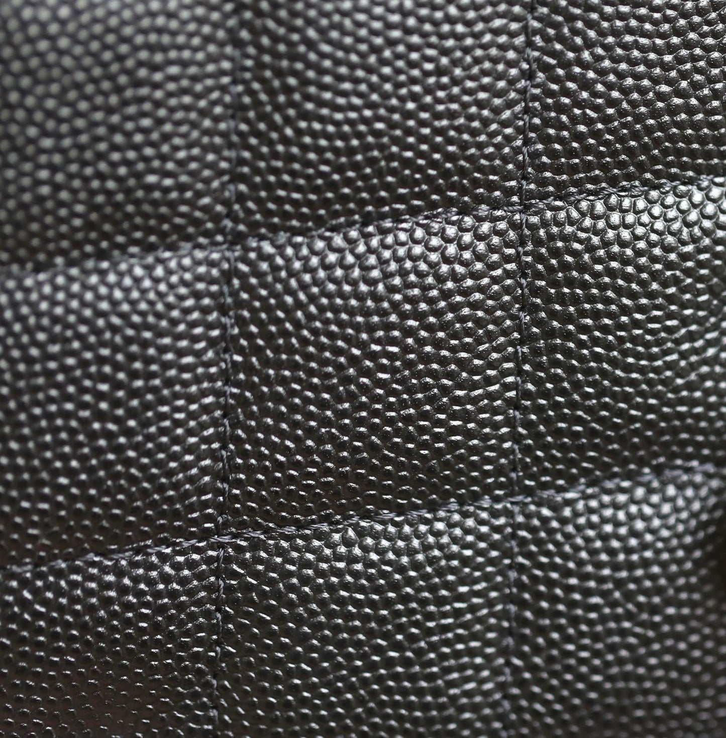 Bolso con solapa y asa superior, 25C, 18 cm, piel de becerro granulada negra