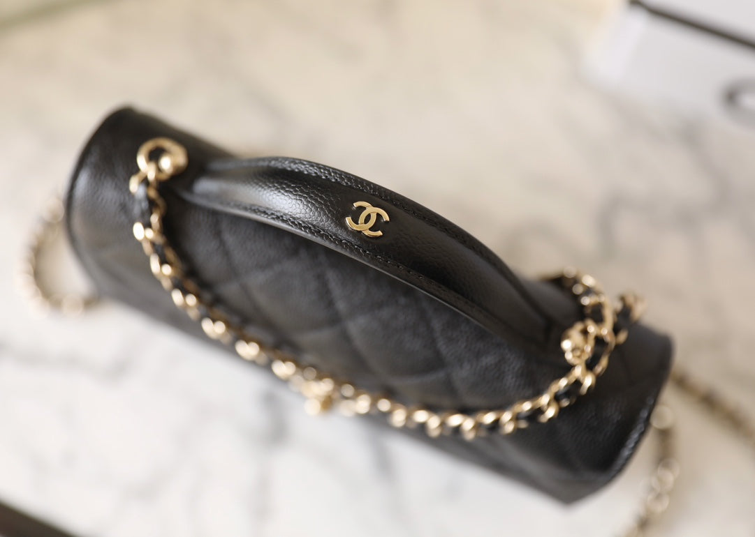 Bolso con solapa y asa superior, 25C, 18 cm, piel de becerro granulada negra