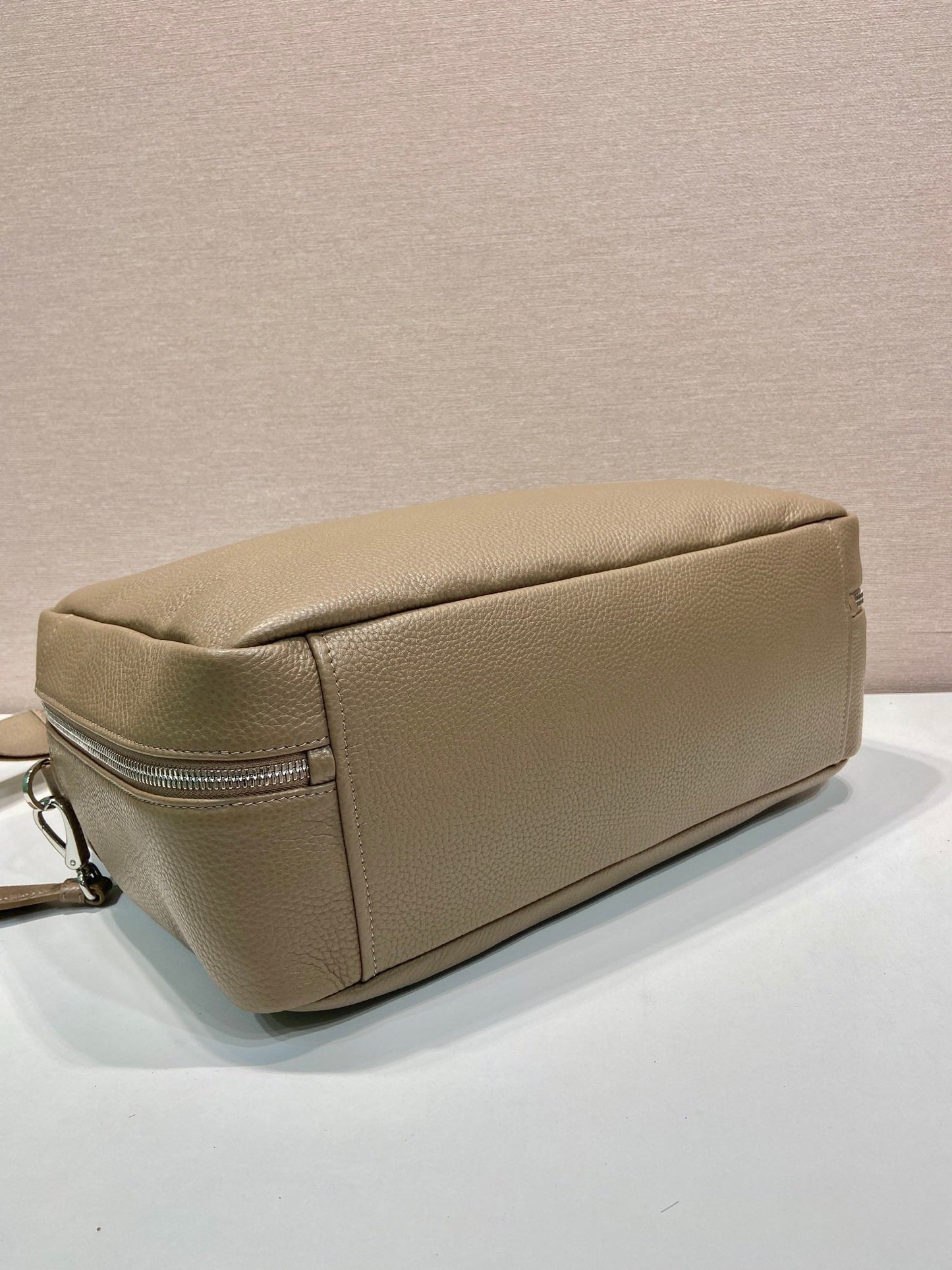 SERVIETTE 40 EN CUIR DE VEAU GRAINÉ MOUSSE SÉCHÉE