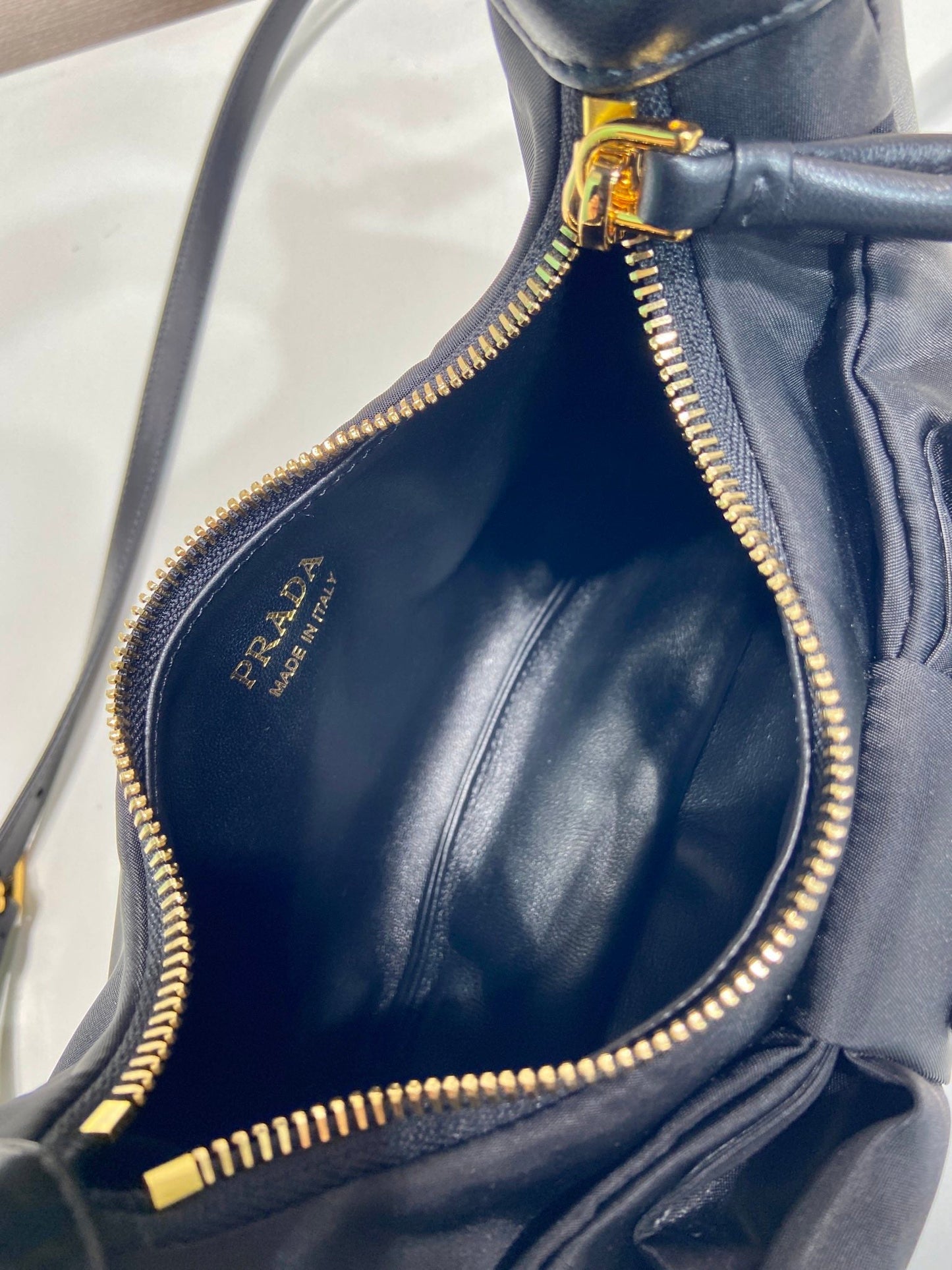 SAC HOBO BOW 22 EN RE-NYLON NOIR ET CUIR D'AGNEAU