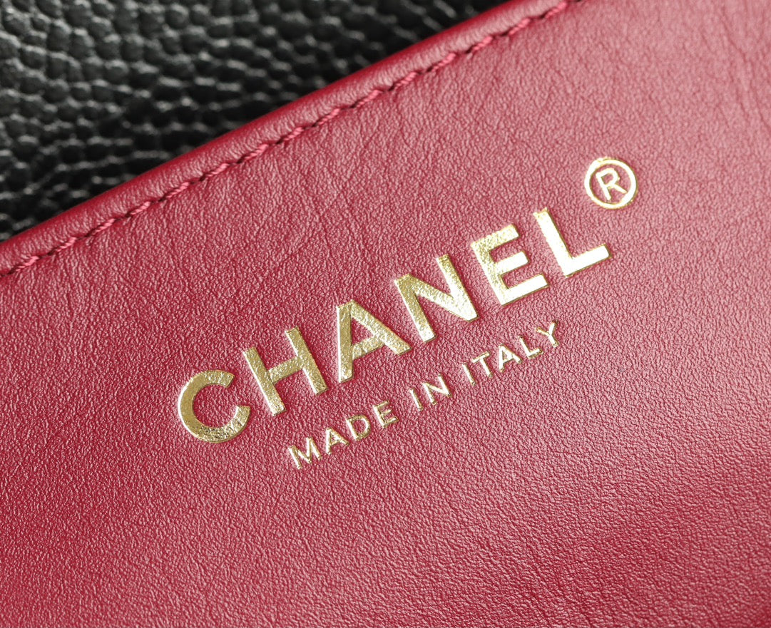 Bolso con solapa CC 24K de 18 cm, piel de becerro granulada negra, herrajes dorados