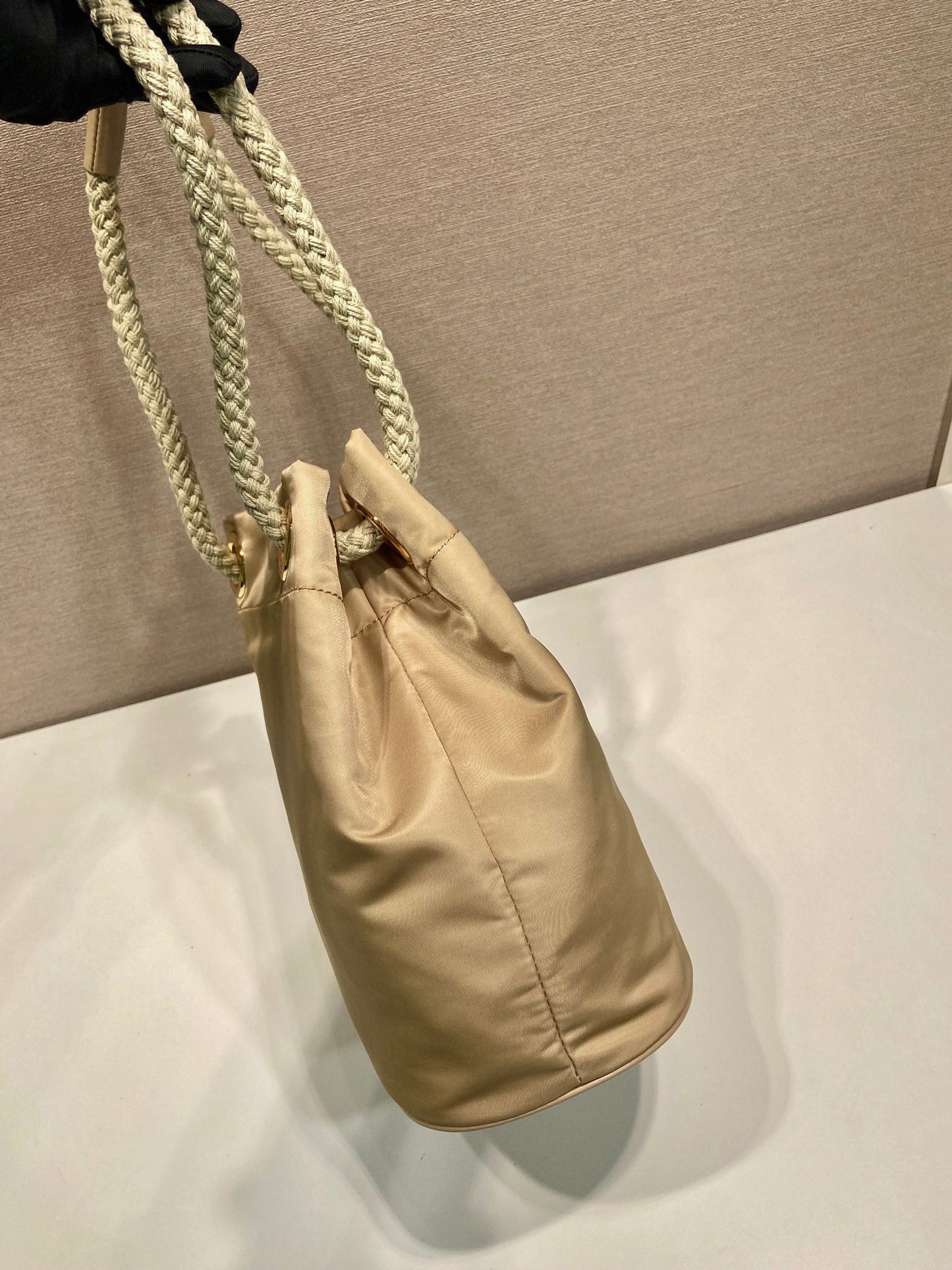 BOLSO CUBO 28 EN RE-NYLON BEIGE CON LOGOTIPO DORADO