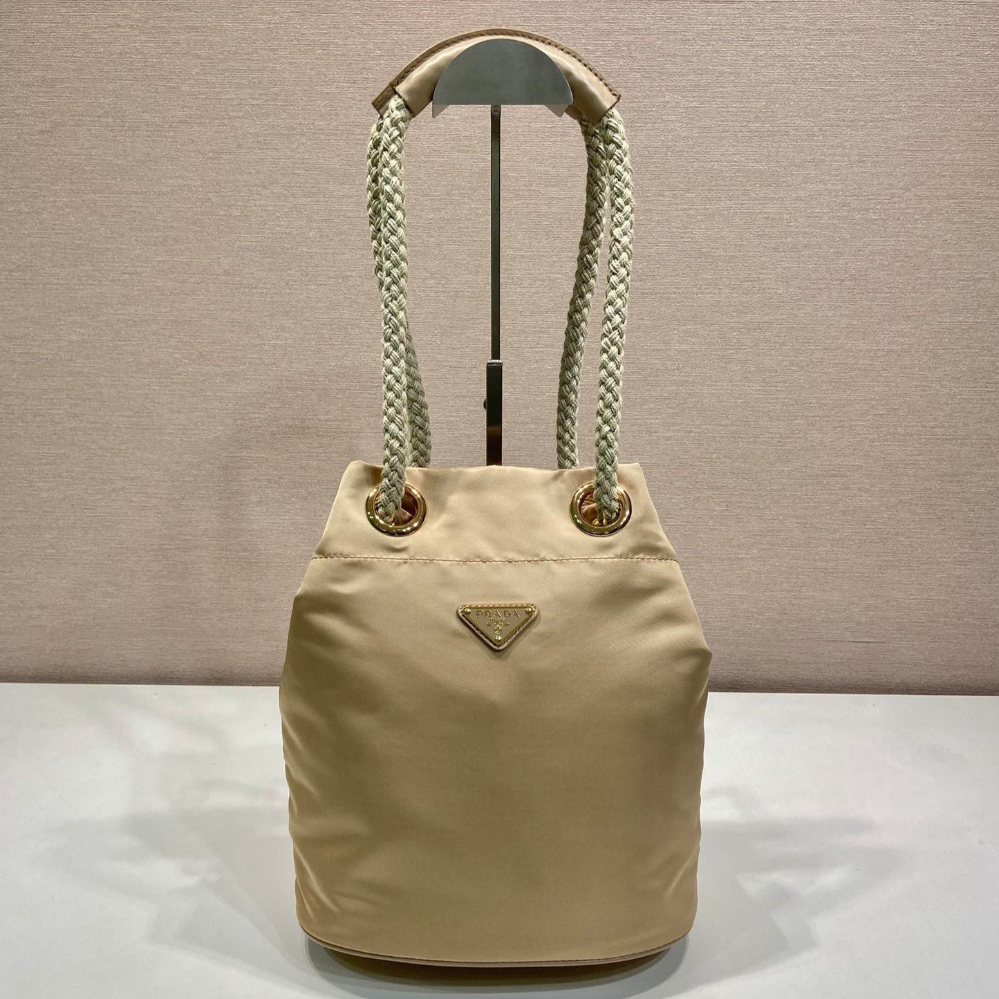 BOLSO CUBO 28 EN RE-NYLON BEIGE CON LOGOTIPO DORADO