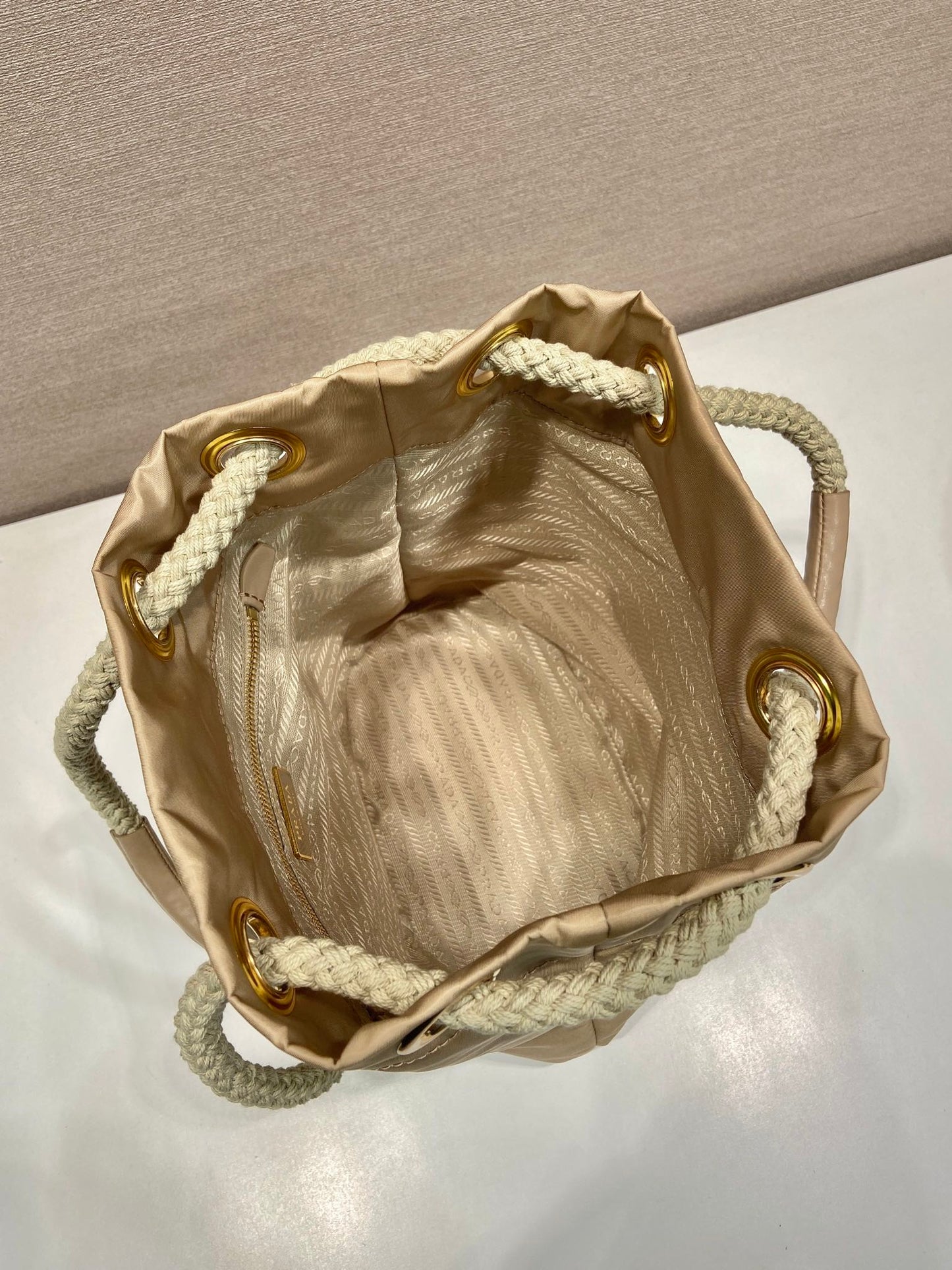 BOLSO CUBO 28 EN RE-NYLON BEIGE CON LOGOTIPO DORADO