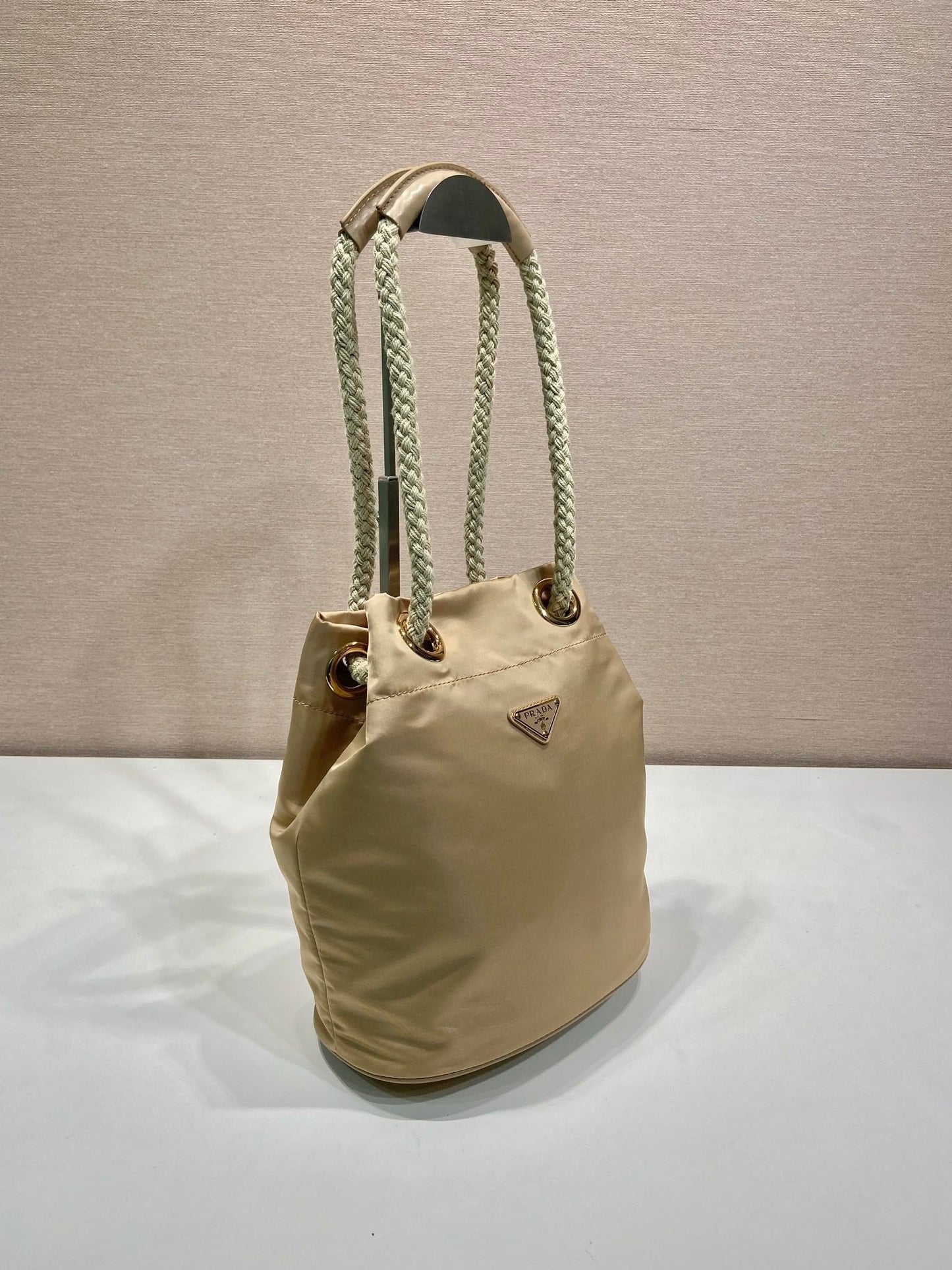 BOLSO CUBO 28 EN RE-NYLON BEIGE CON LOGOTIPO DORADO