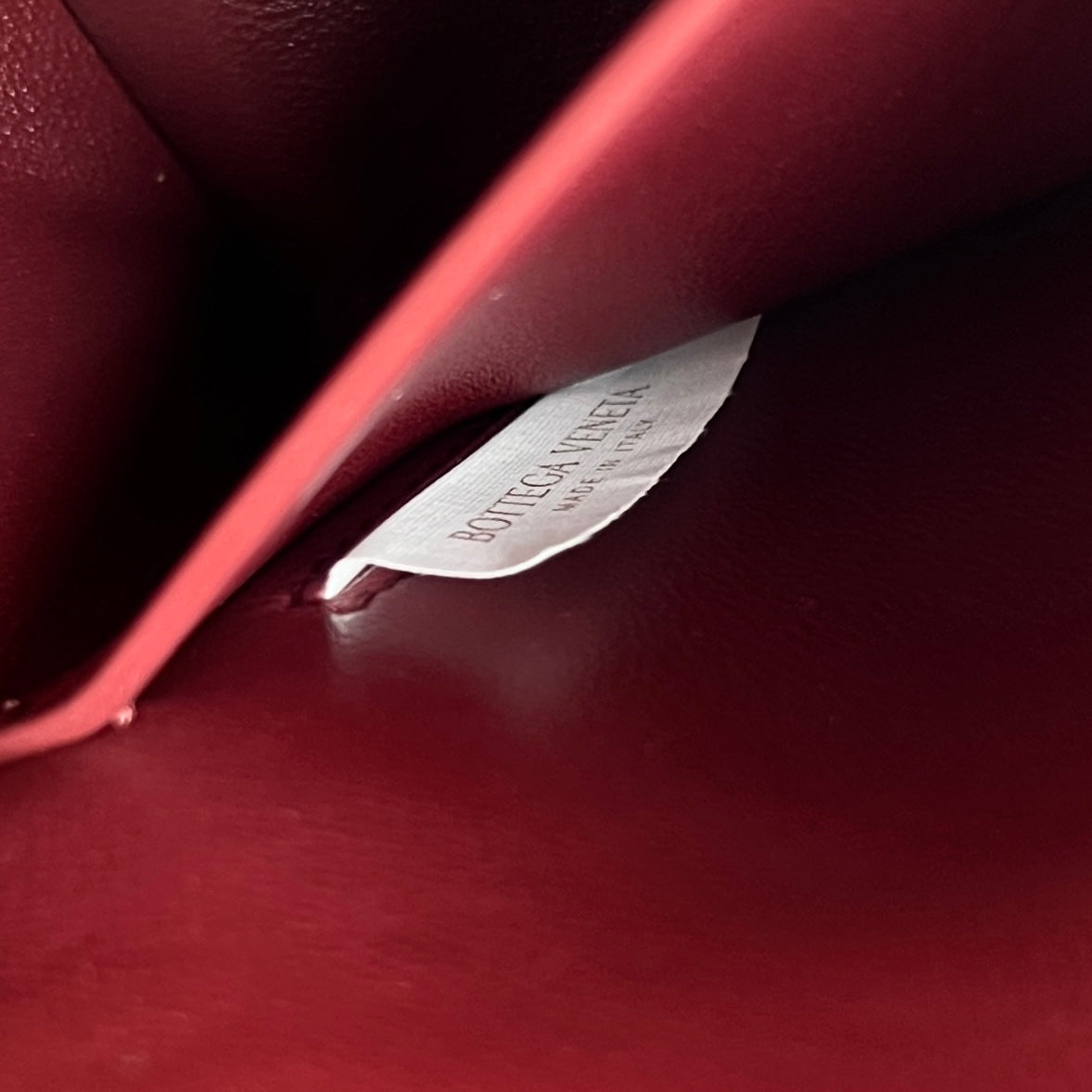 Bolsa de concierto BV de 18,5 cm de piel de cordero roja
