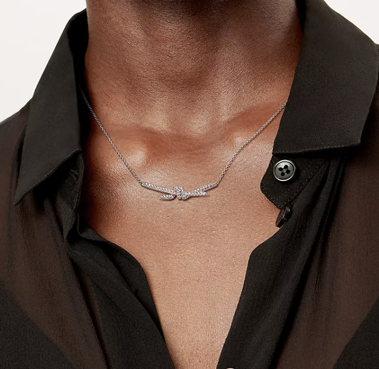 COLLAR DE PLATA CON DIAMANTES Y COLGANTE DE NUDO