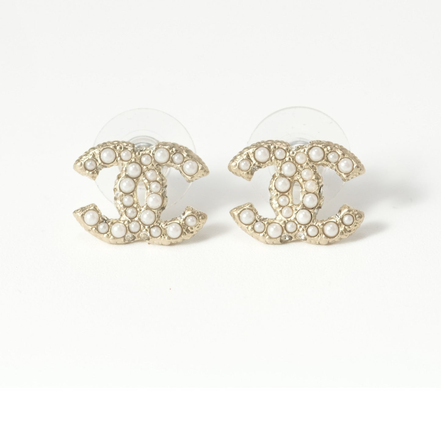PENDIENTES DE ORO CON DOBLE C Y TRAPEADOR