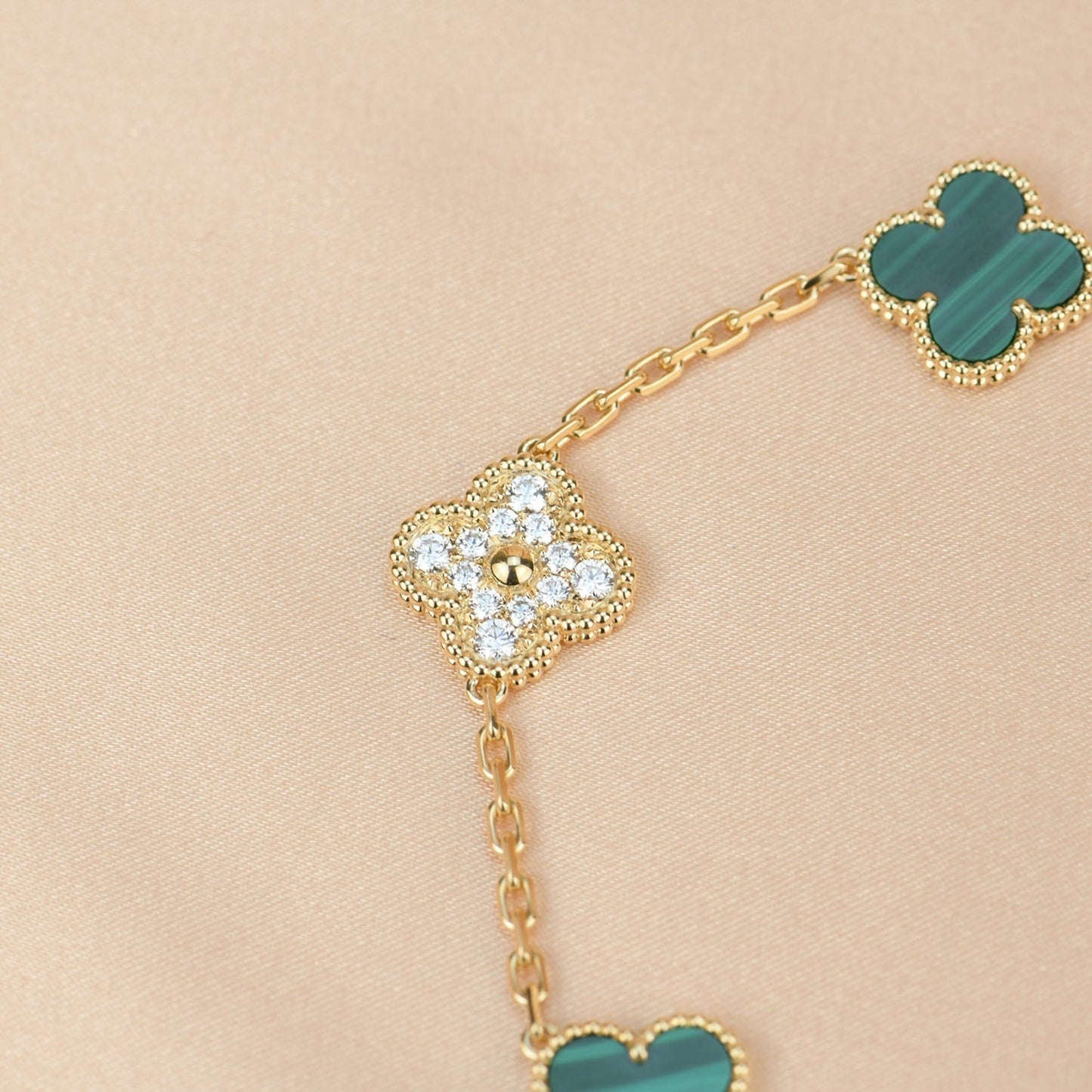 PULSERA DE DIAMANTES Y MALAQUITA CON 5 MOTIVOS DE TRÉBOL DE DIANA