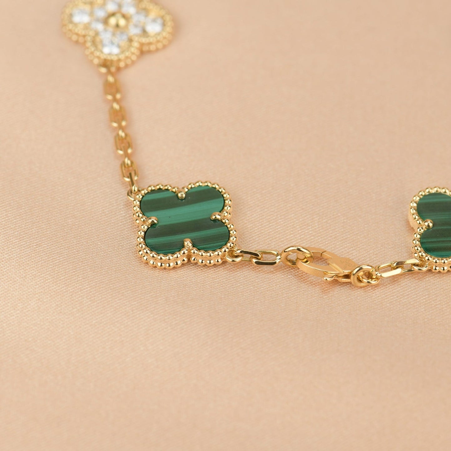 PULSERA DE DIAMANTES Y MALAQUITA CON 5 MOTIVOS DE TRÉBOL DE DIANA