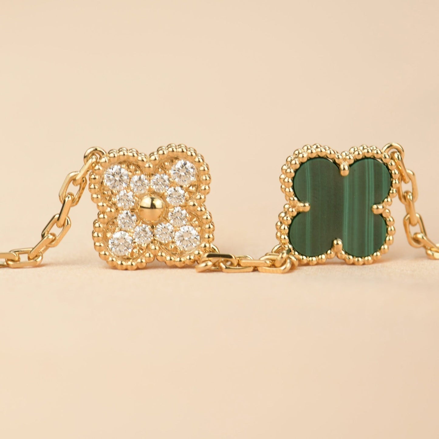 PULSERA DE DIAMANTES Y MALAQUITA CON 5 MOTIVOS DE TRÉBOL DE DIANA