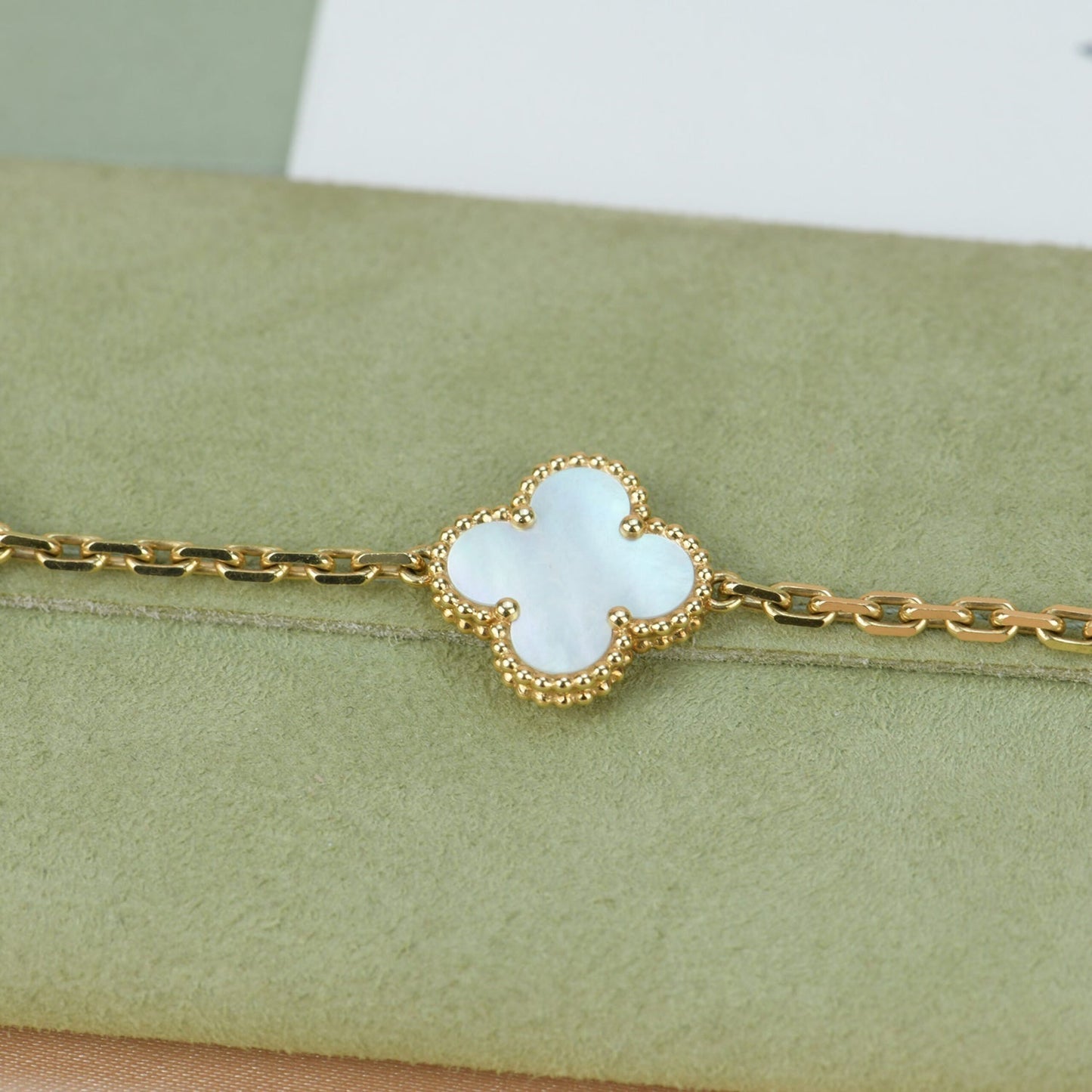 DIANA CLOVER 5 MOTIF WHITE MOP BRACELET
