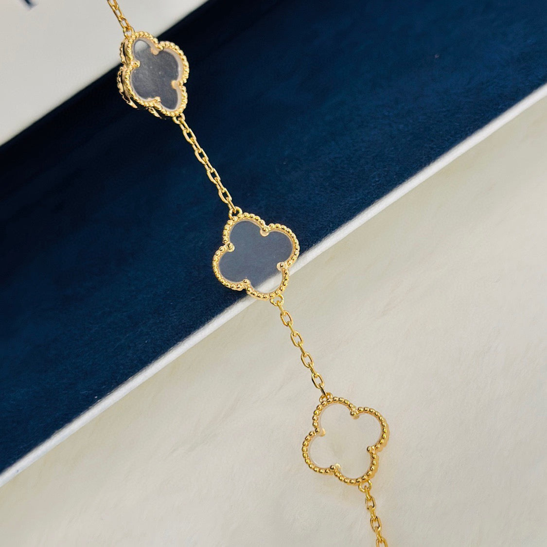 PULSERA DIANA CLOVER DE ORO ROSA CON CRISTAL DE ROCA Y 5 MOTIVOS