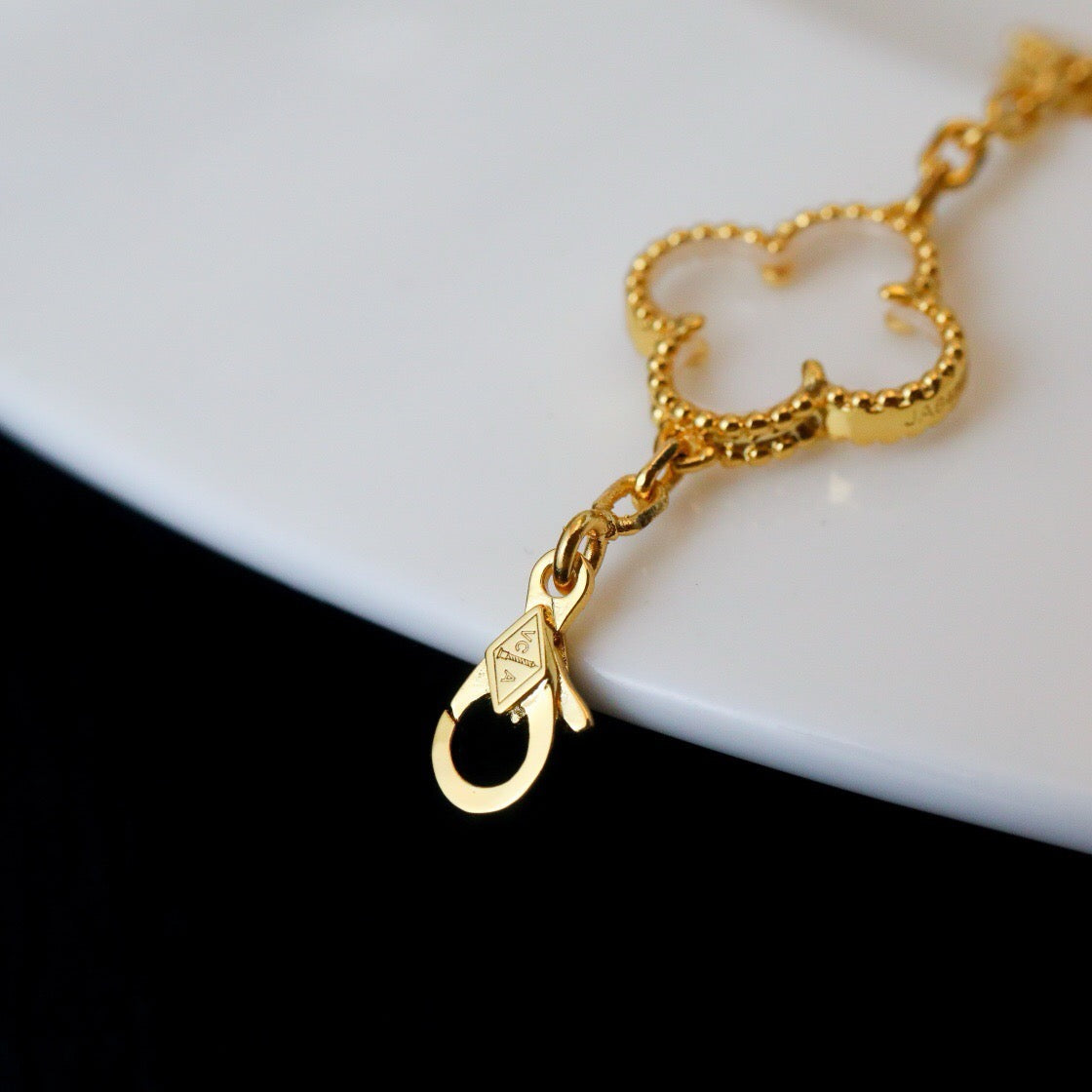 PULSERA DIANA CLOVER DE ORO ROSA CON CRISTAL DE ROCA Y 5 MOTIVOS