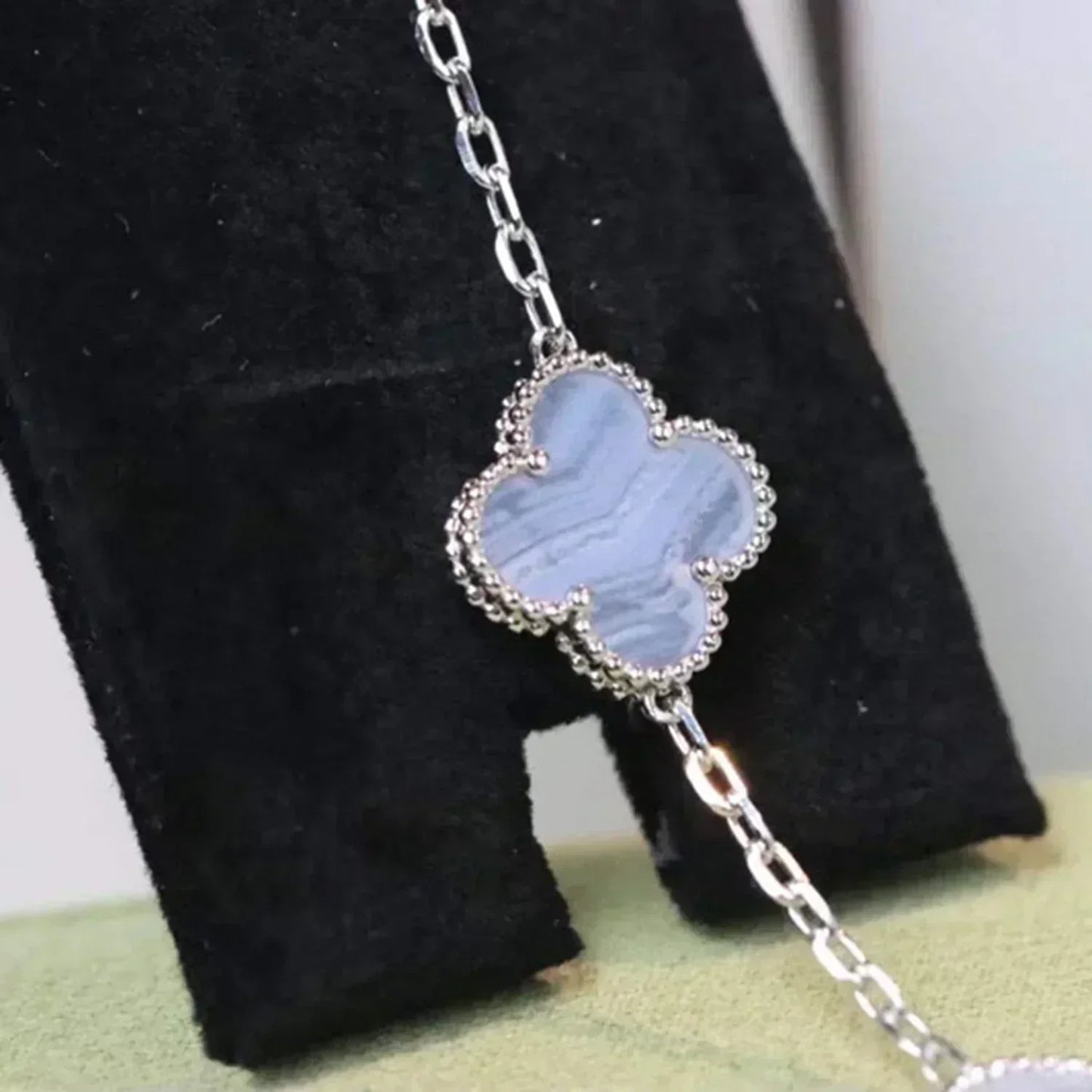 PULSERA DE PLATA CON 5 MOTIVOS DE TRÉBOL DE DIANA, CALCEDONIA MORADA