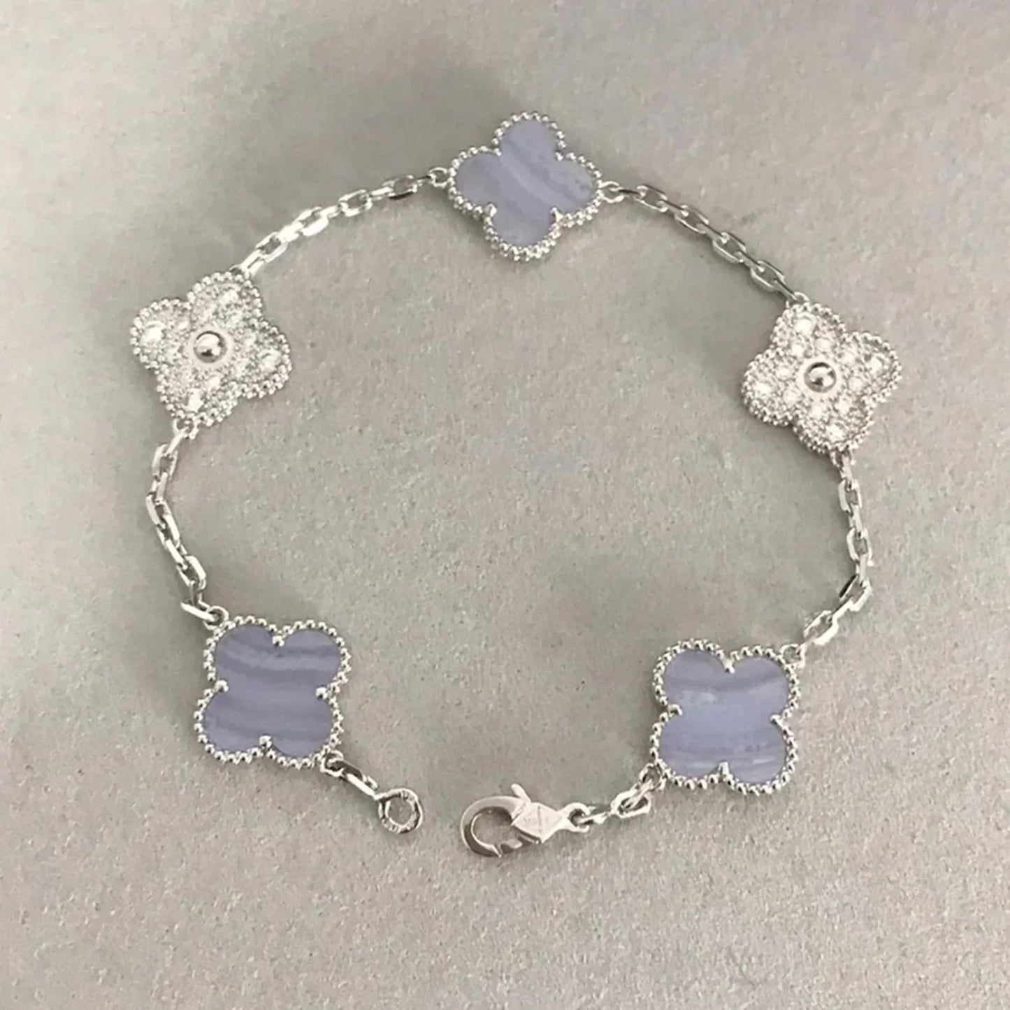 PULSERA DE PLATA CON 5 MOTIVOS DE TRÉBOL Y CALCEDONIA PÚRPURA DE DIANA