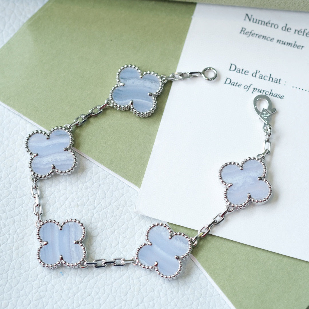 PULSERA DE PLATA CON 5 MOTIVOS DE TRÉBOL DE DIANA, CALCEDONIA MORADA
